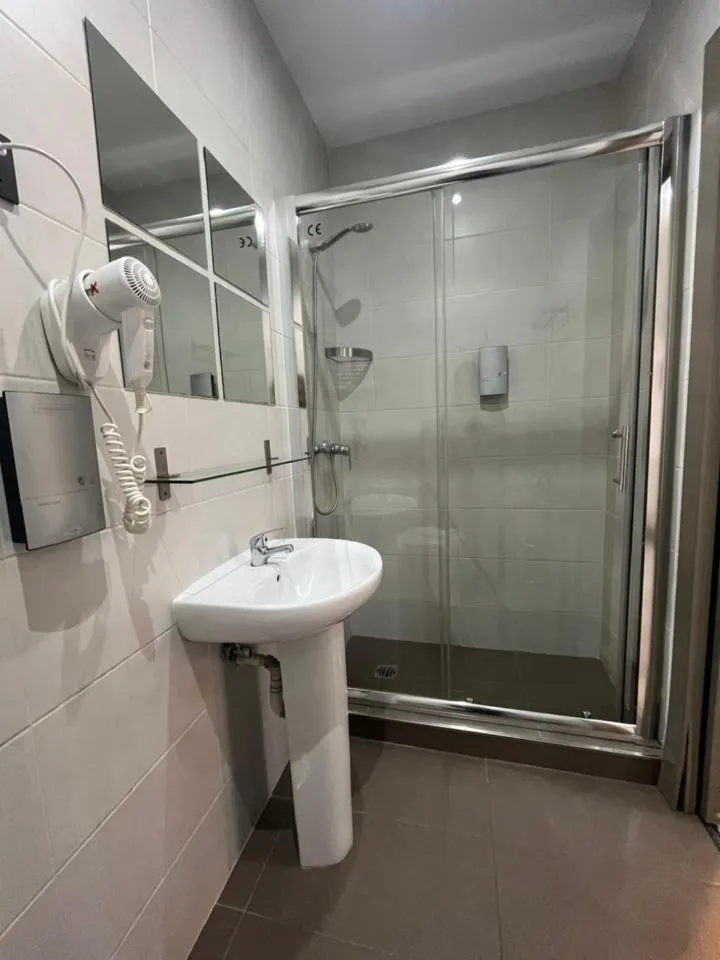 Shower in Fuencarral Rooms