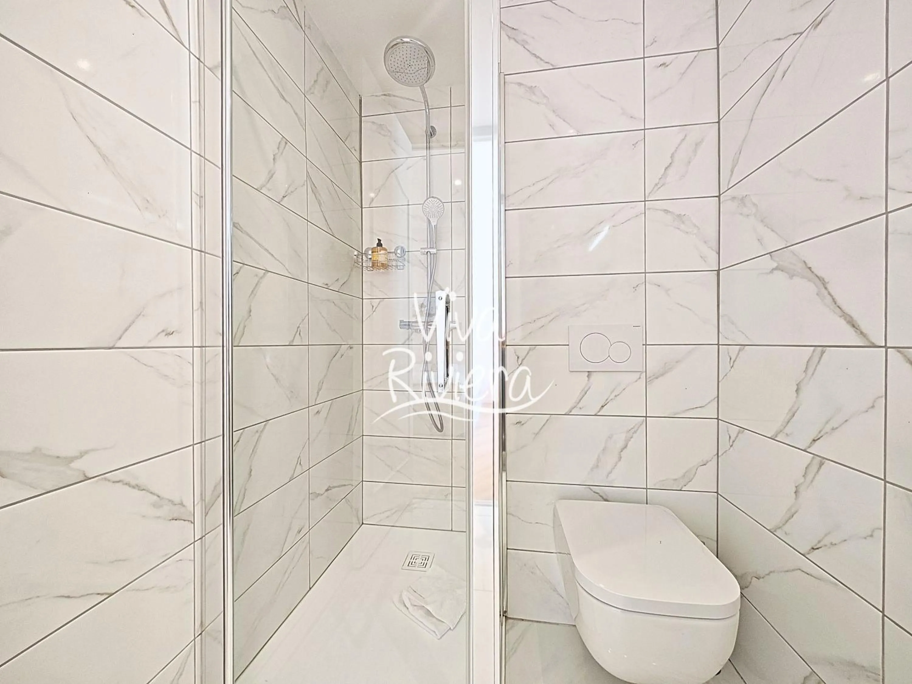 Shower in Viva Riviera 5 Rue Florian
