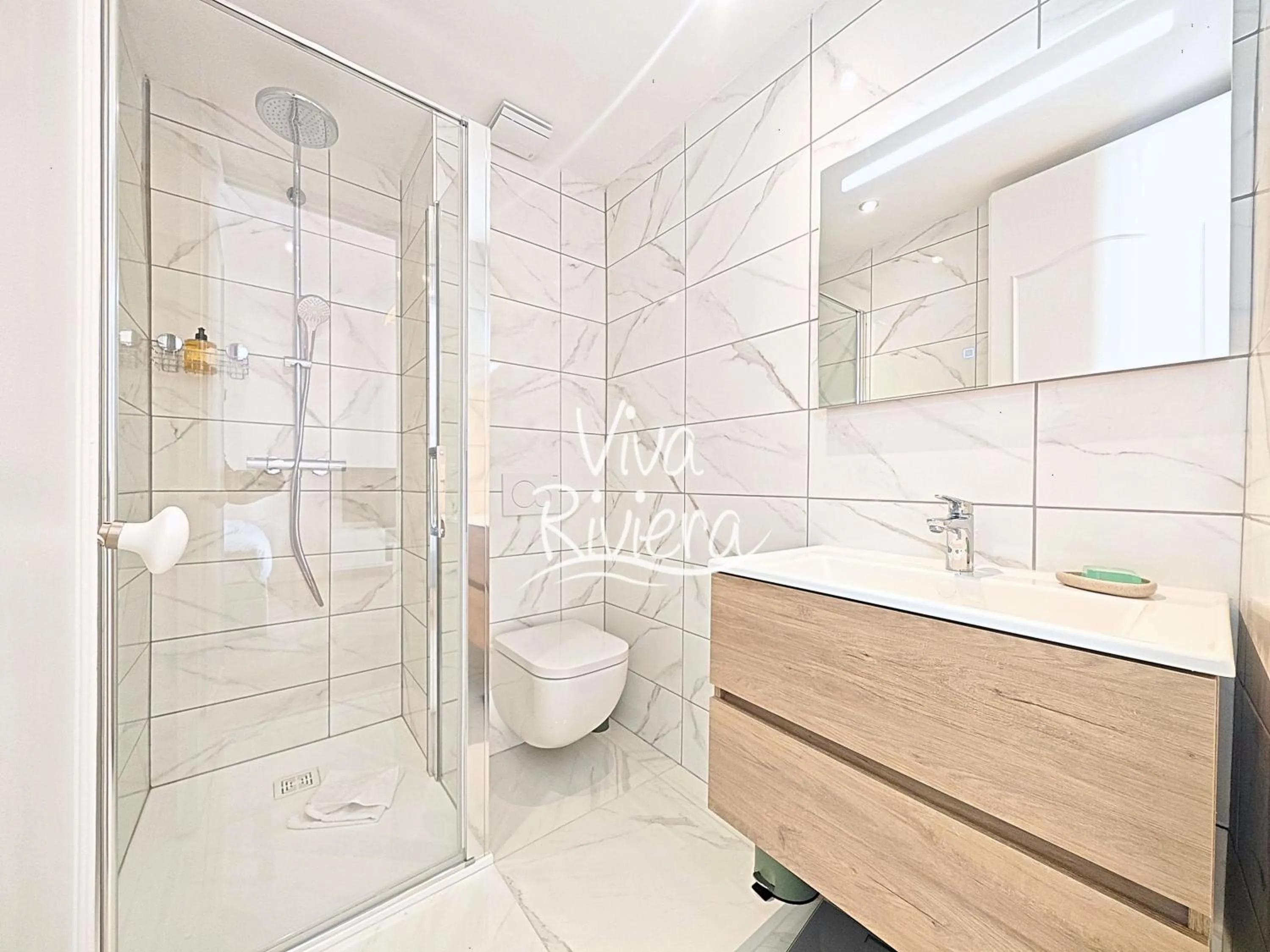 Shower in Viva Riviera 5 Rue Florian