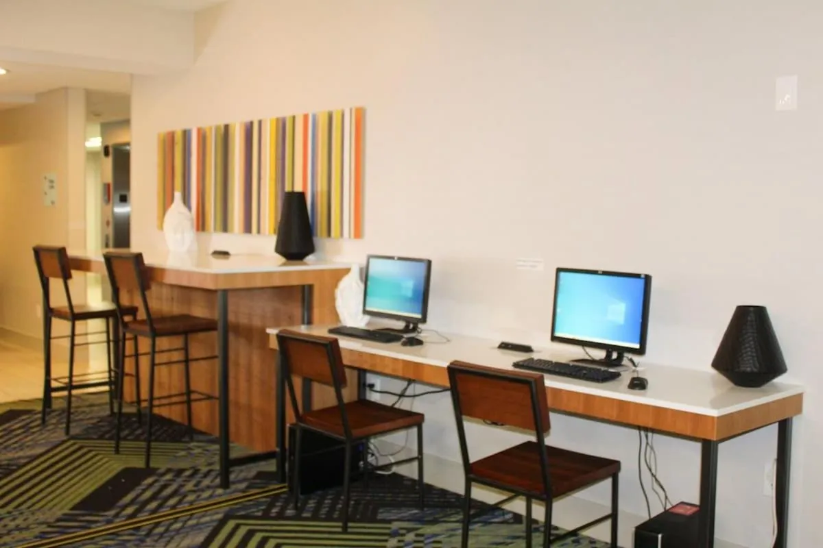 Holiday Inn Express and Suites Martinsville Bloomington Area