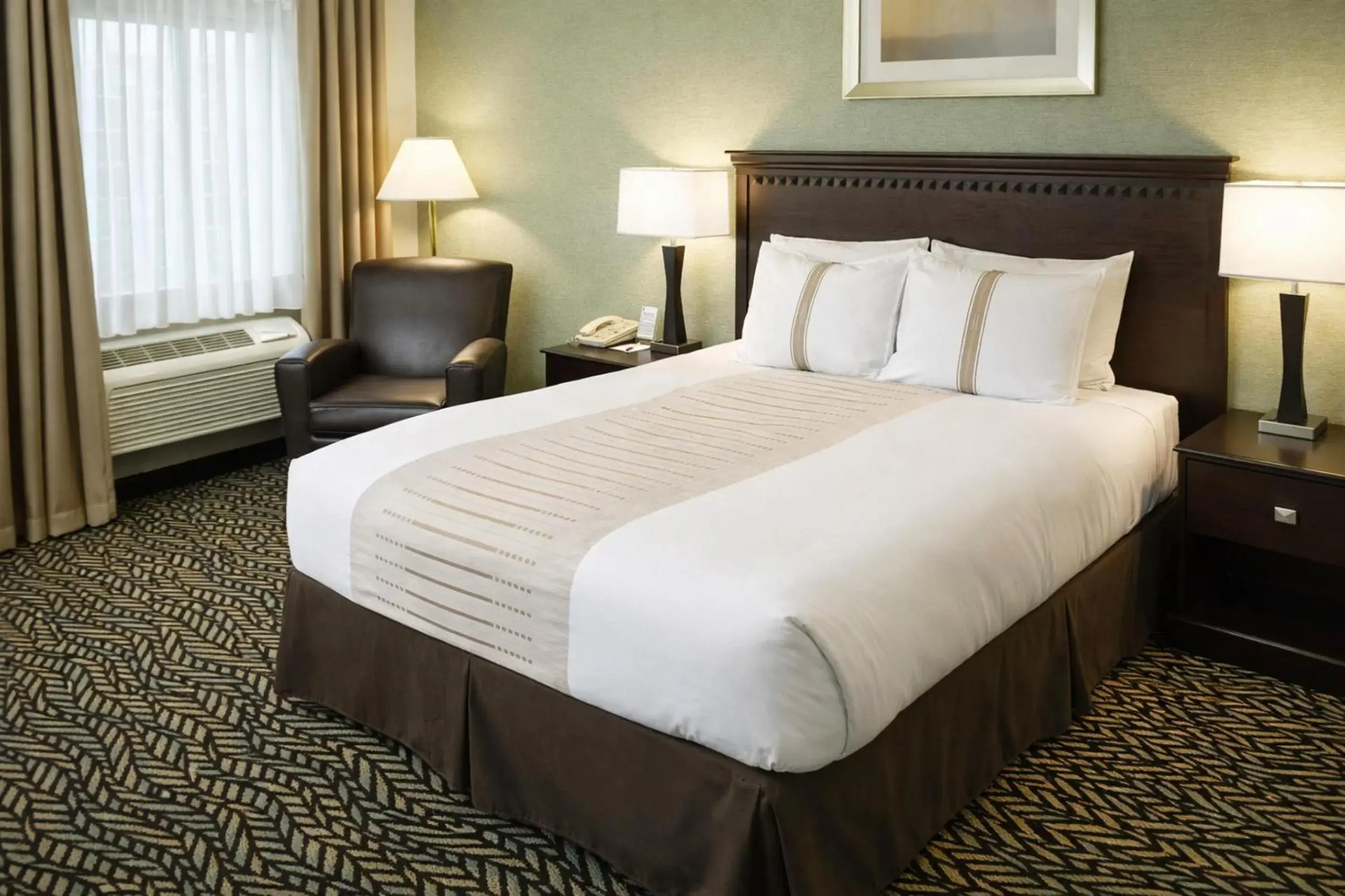 King Bed Non-Smoking in Fireside Inn and Suites King Bed Non-Smoking in Fireside Inn and Suites