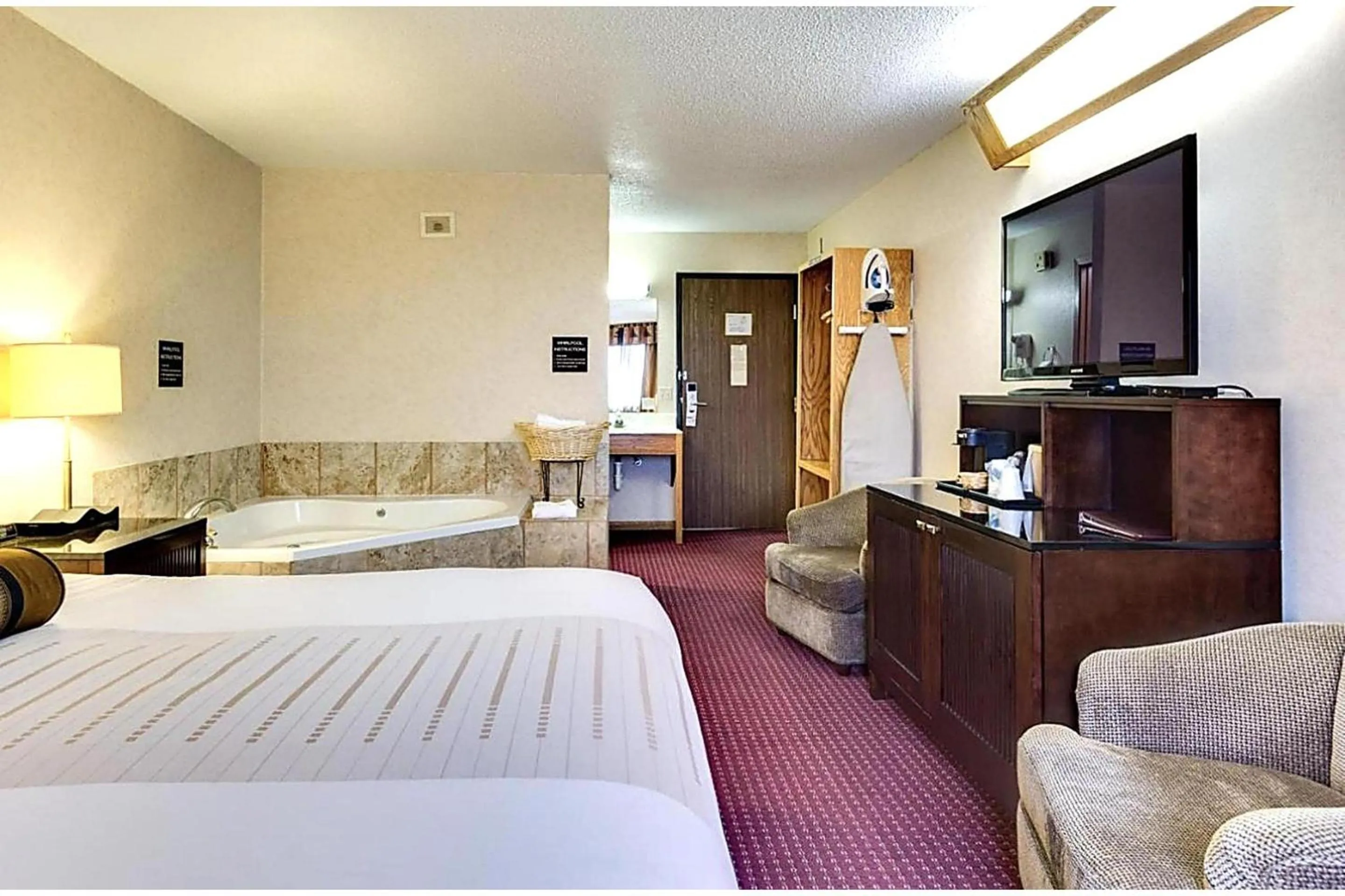 Bedroom, Bed in Fireside Inn and Suites