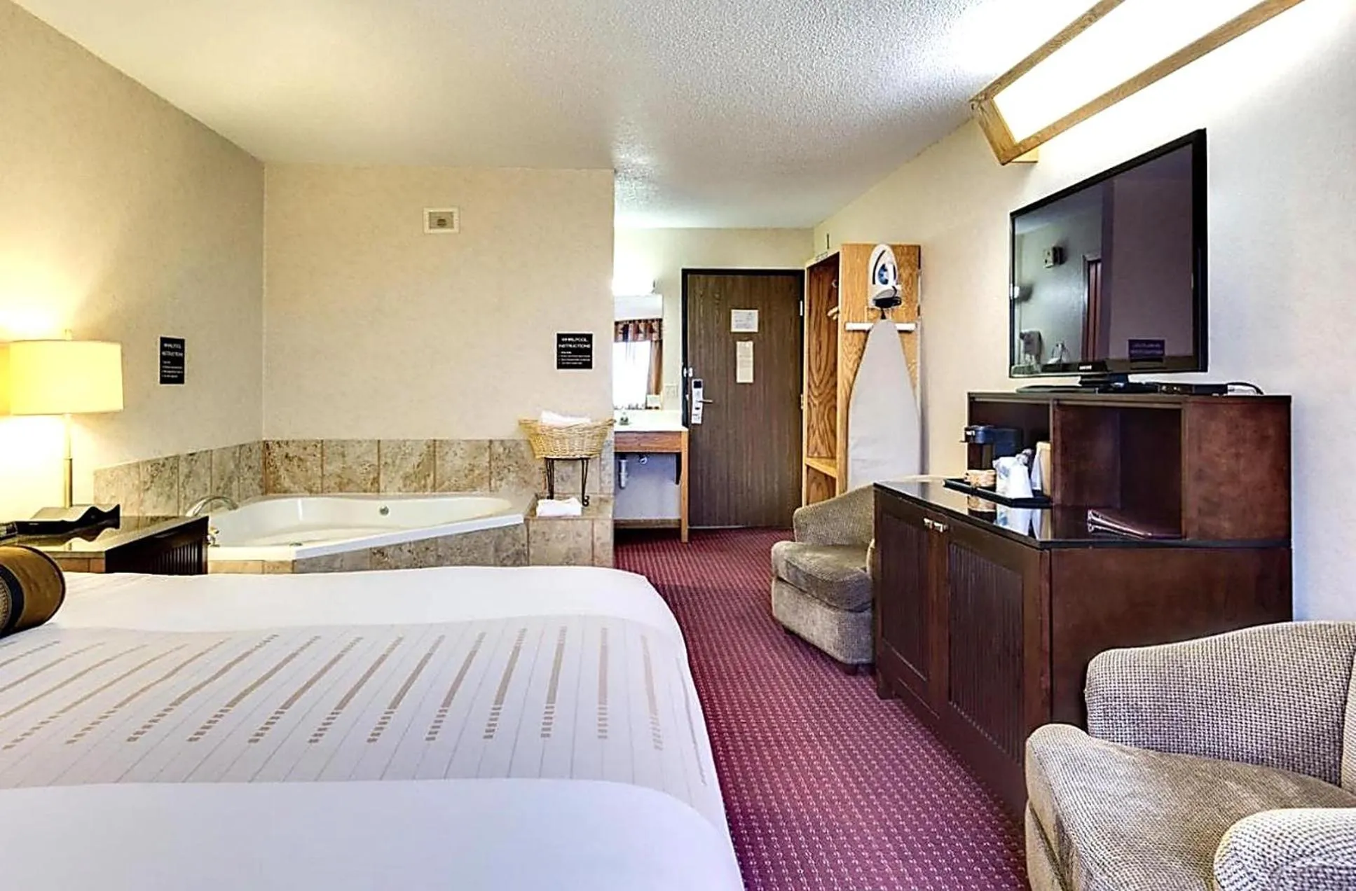 Bedroom, Bed in Fireside Inn and Suites