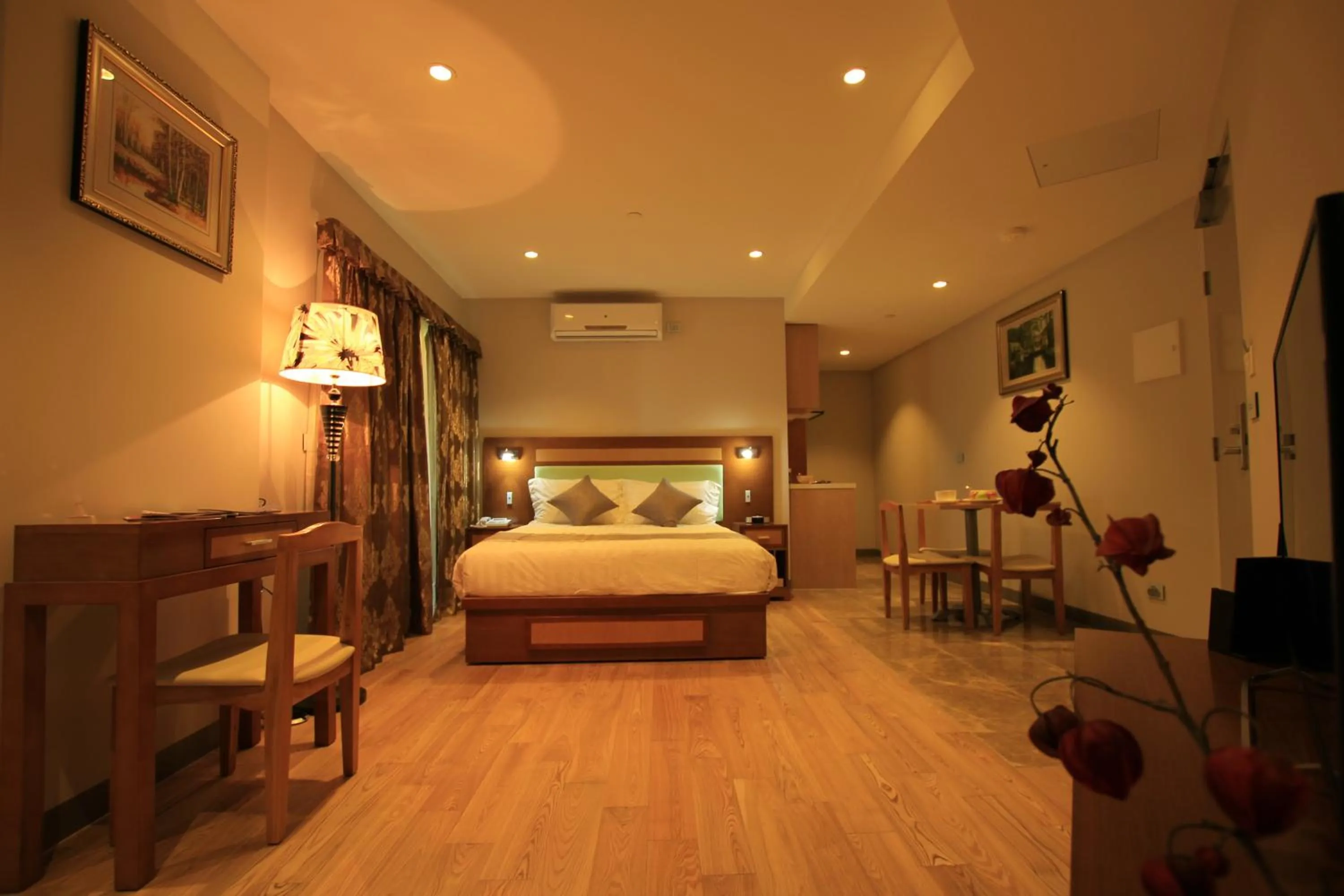 Photo of the whole room, Bed in Melrose Apartments