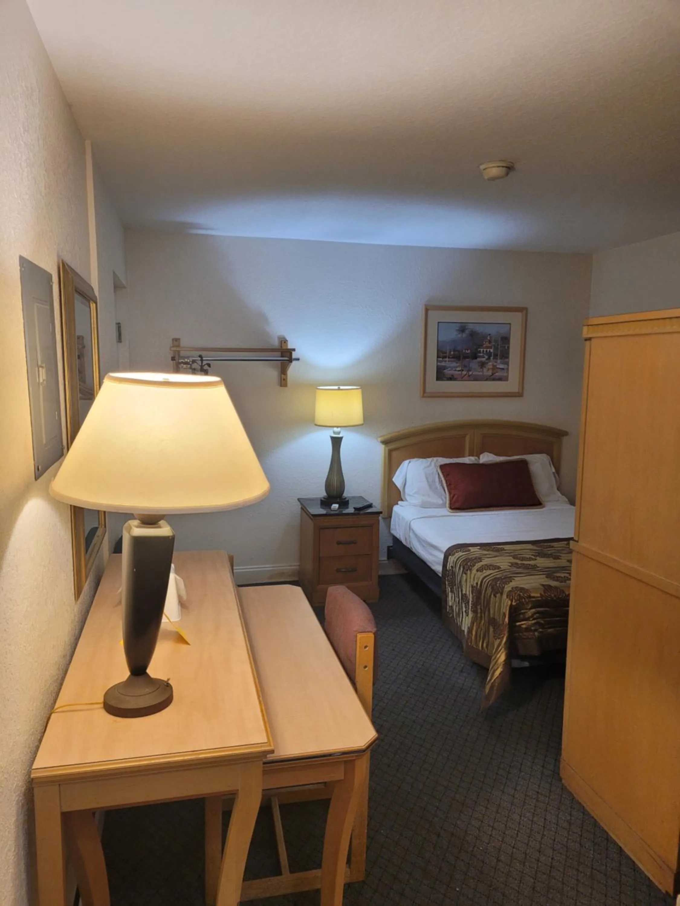 Bed in Queens Lodge Motel