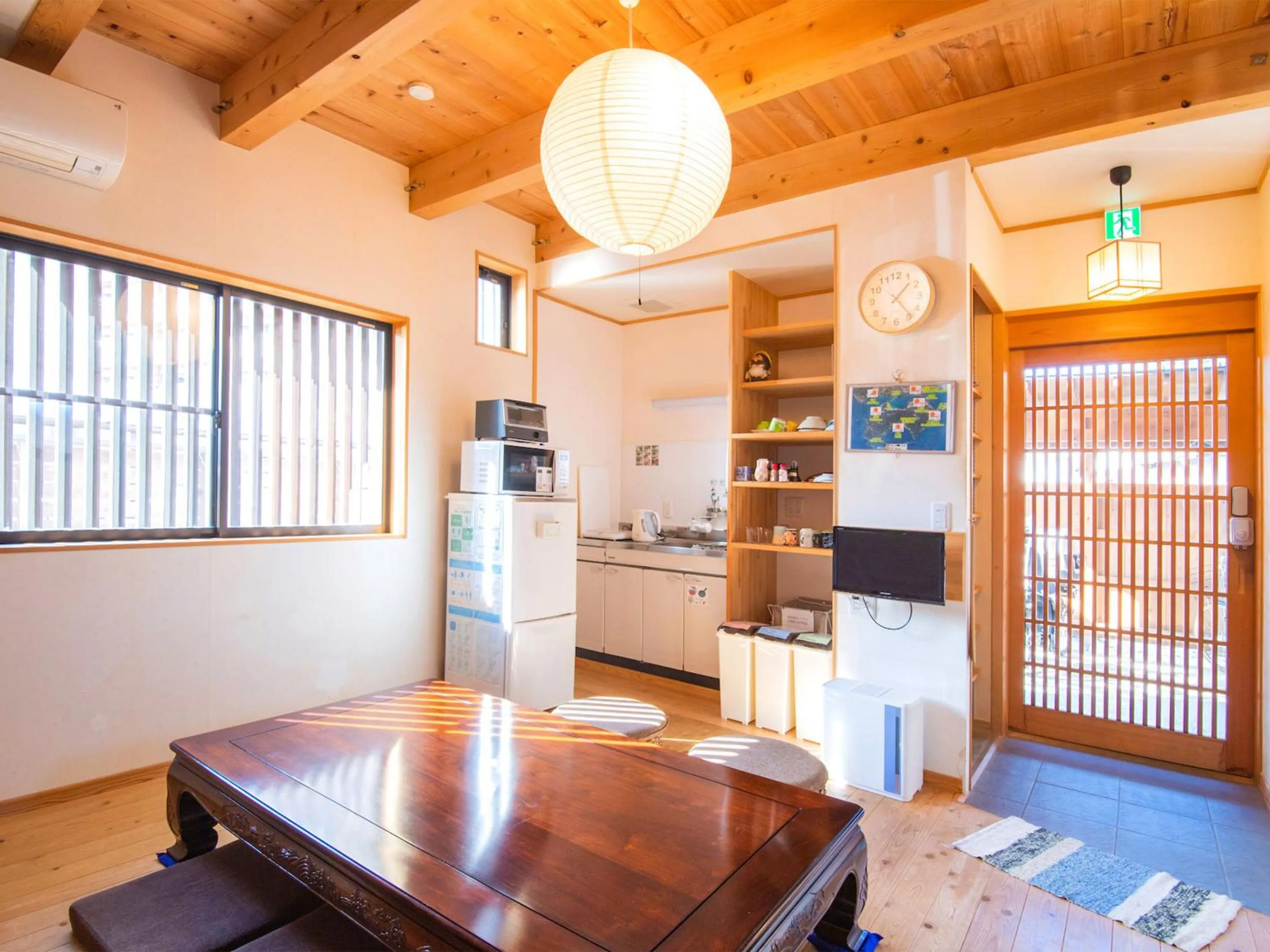 Communal lounge/ TV room in Guest House Wakabaya