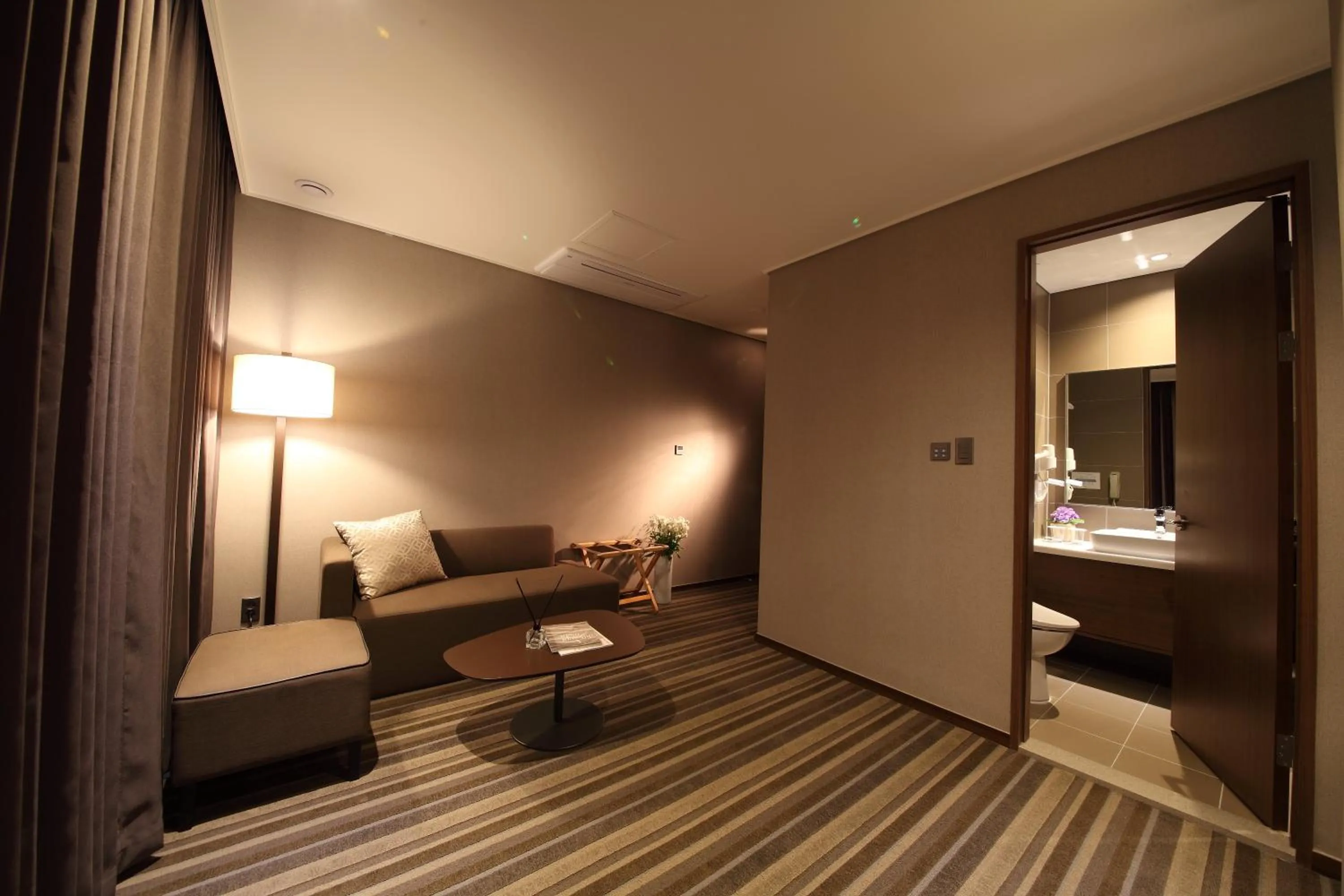 View (from property/room), Bed in Avonhotel Gunsan