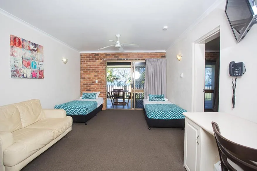 Seating area in Sarina Beach Motel