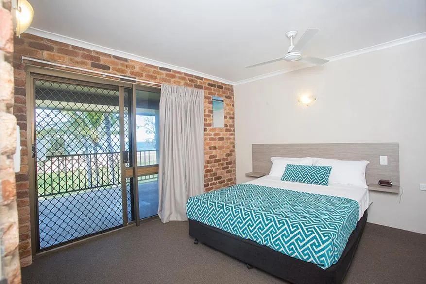 Bedroom, Bed in Sarina Beach Motel