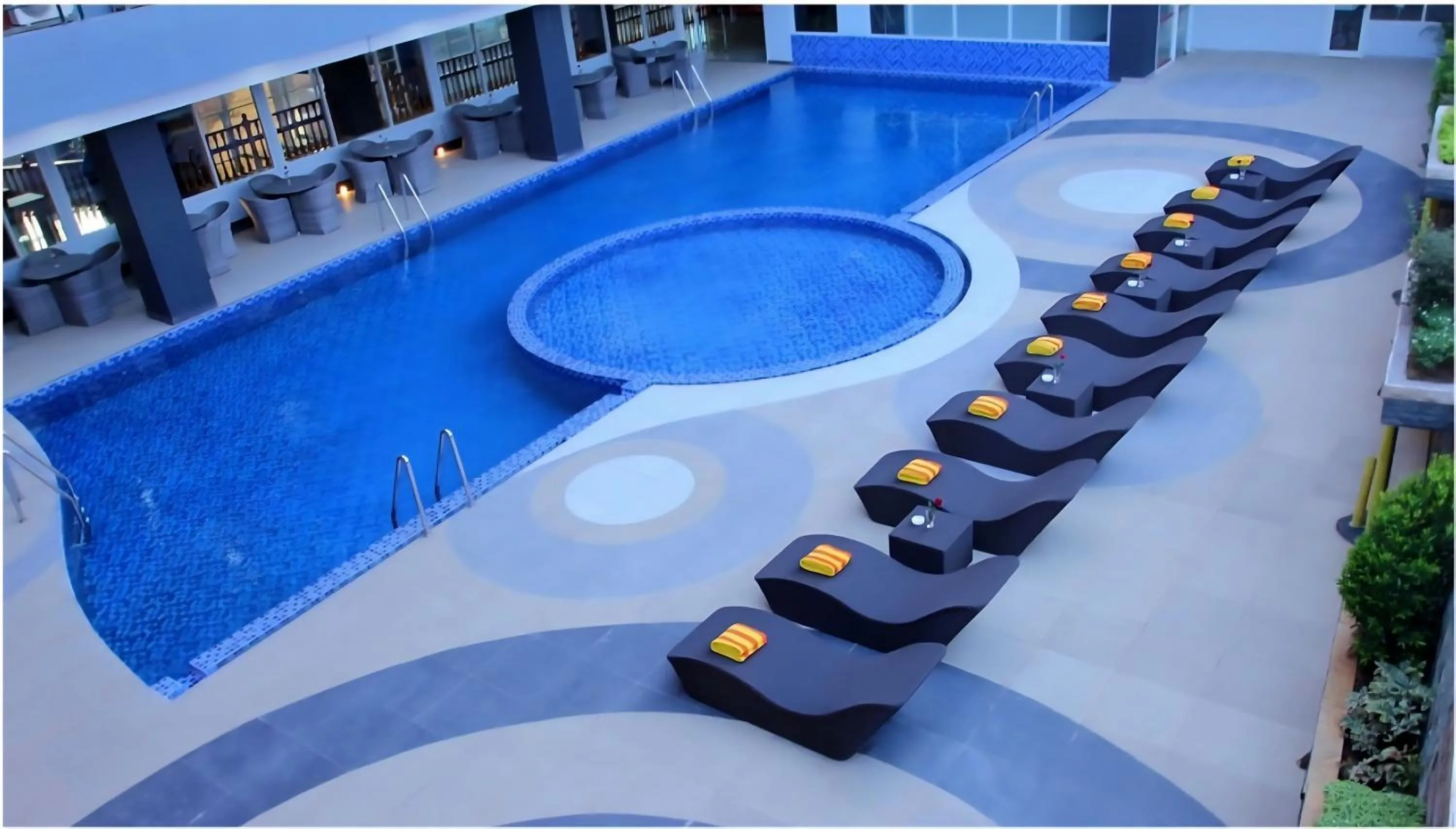 Swimming pool in Merapi Merbabu Hotels Bekasi