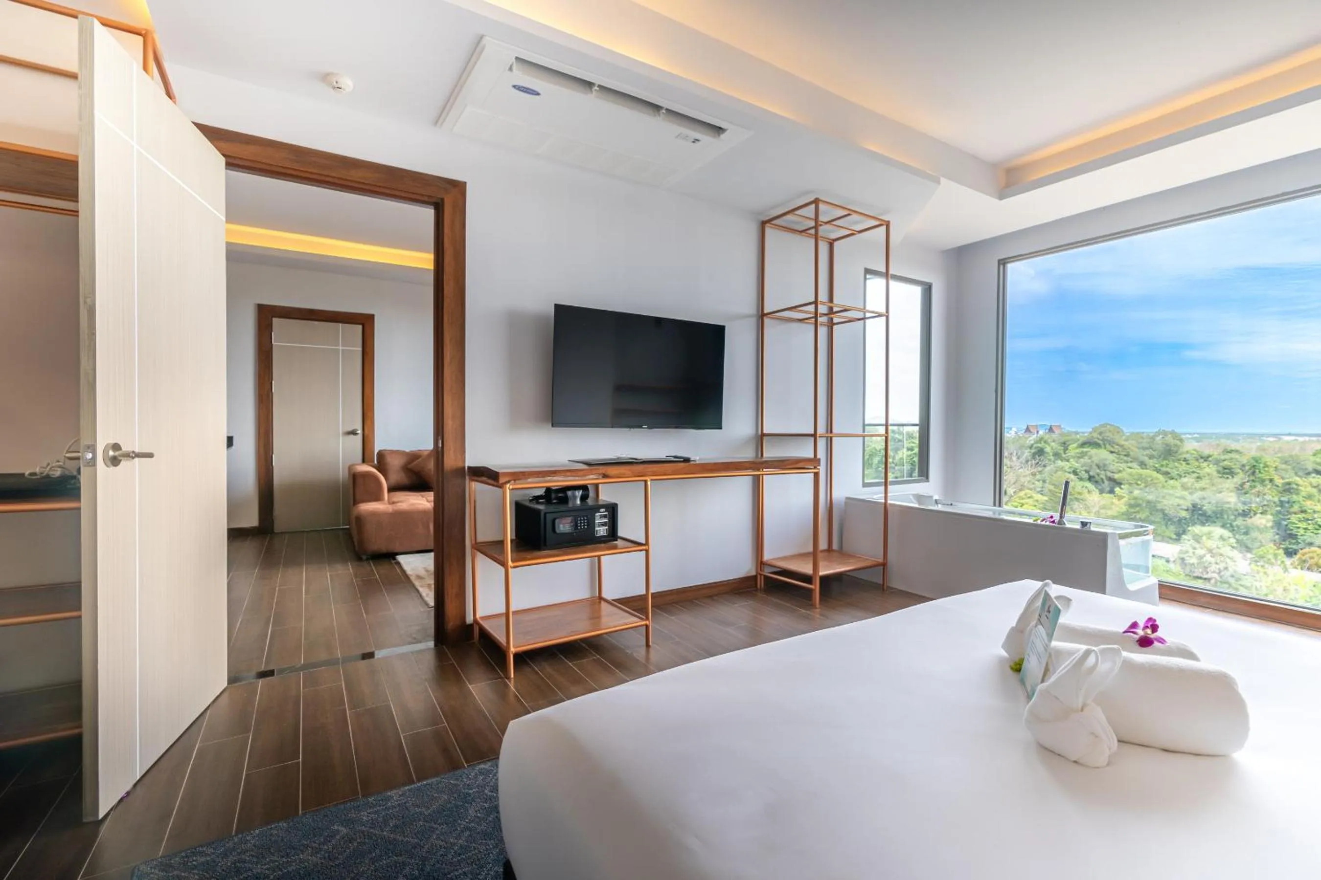 Guests, Bed in The Blue Hotel