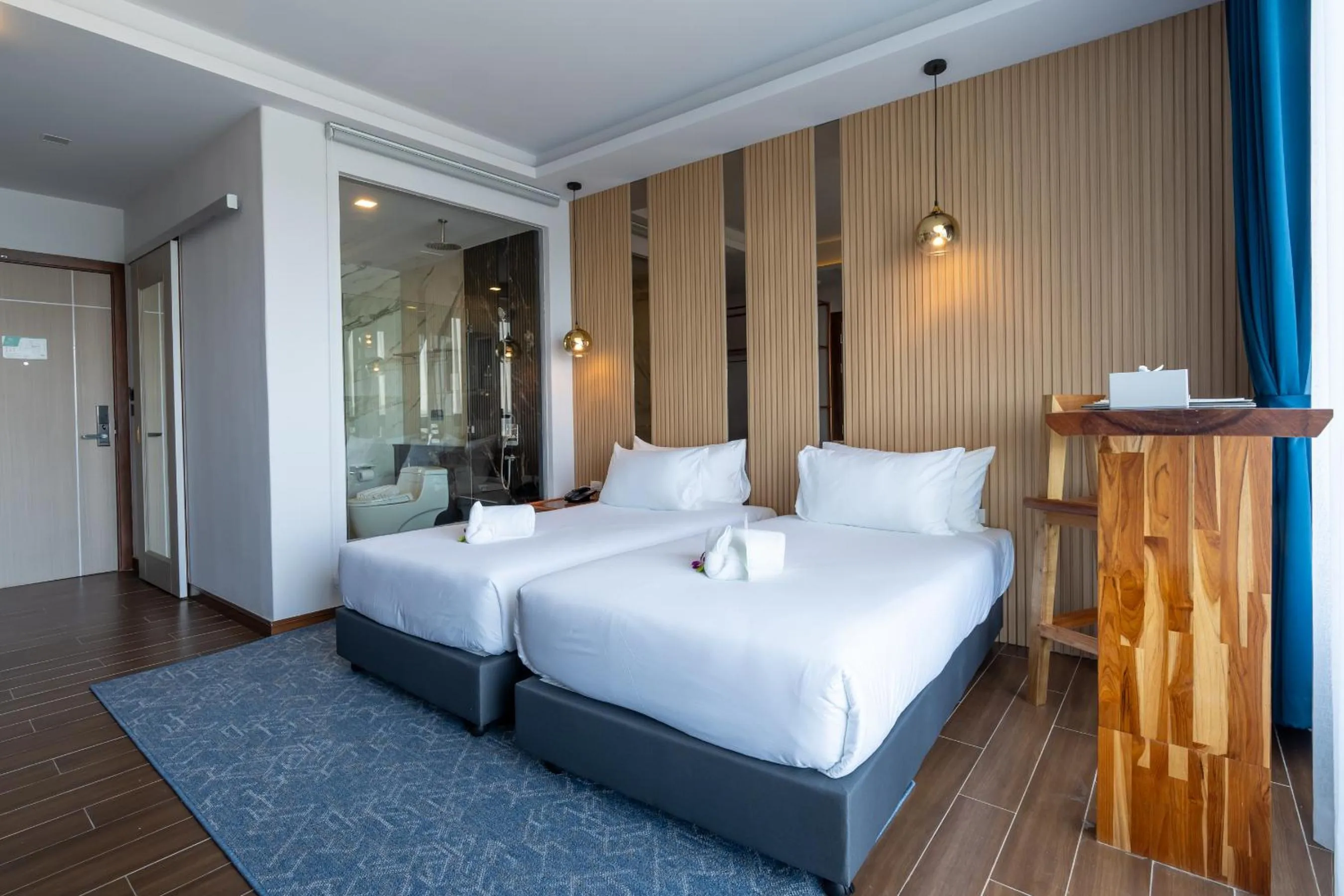 Guests, Bed in The Blue Hotel