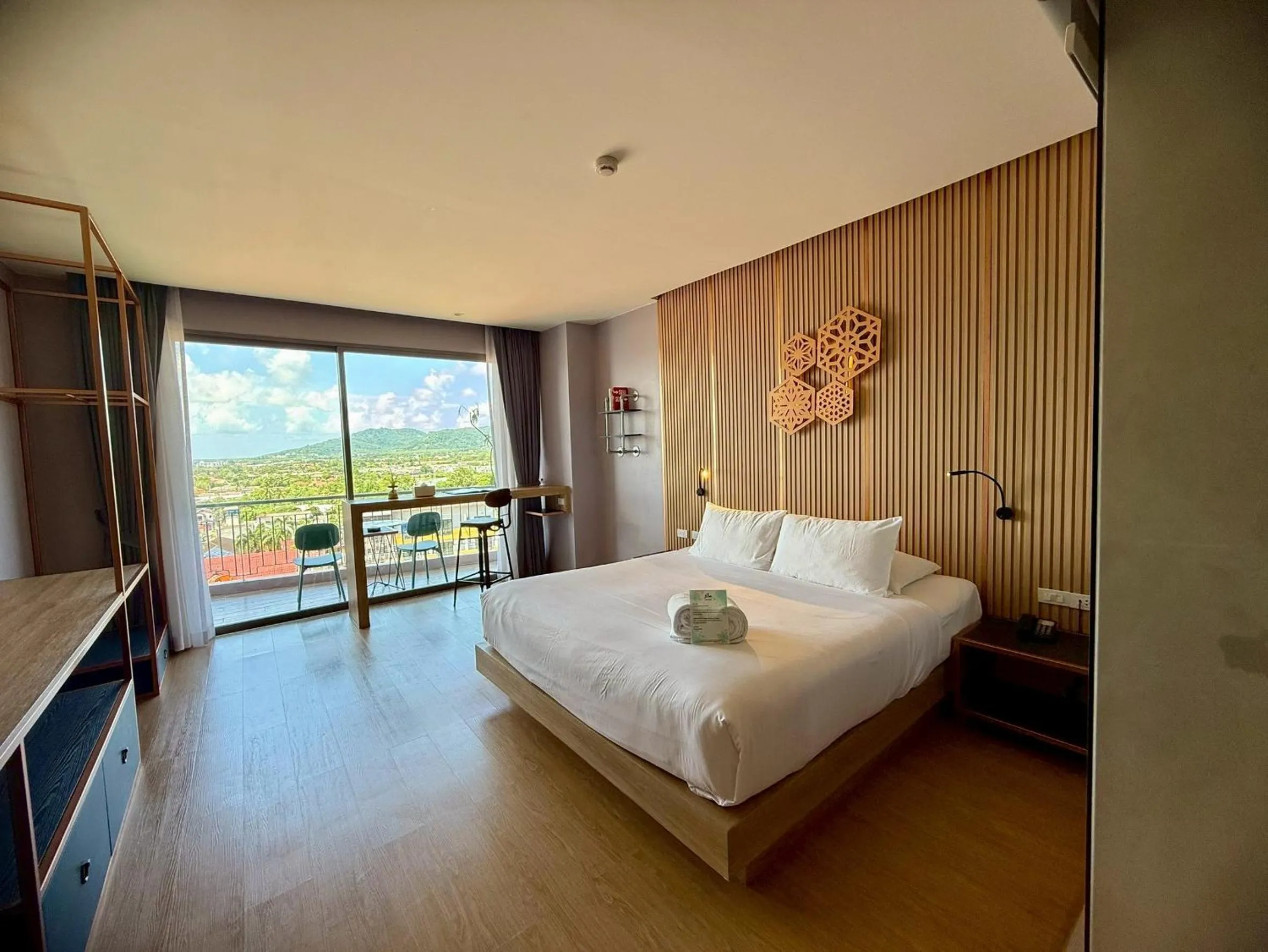 Guests, Bed in The Blue Hotel