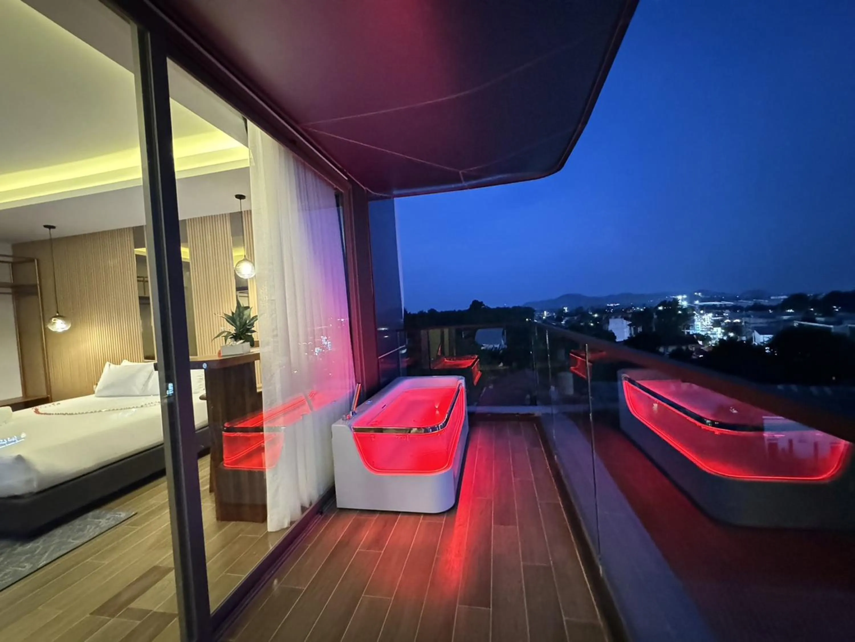 Balcony/Terrace, Bed in The Blue Hotel