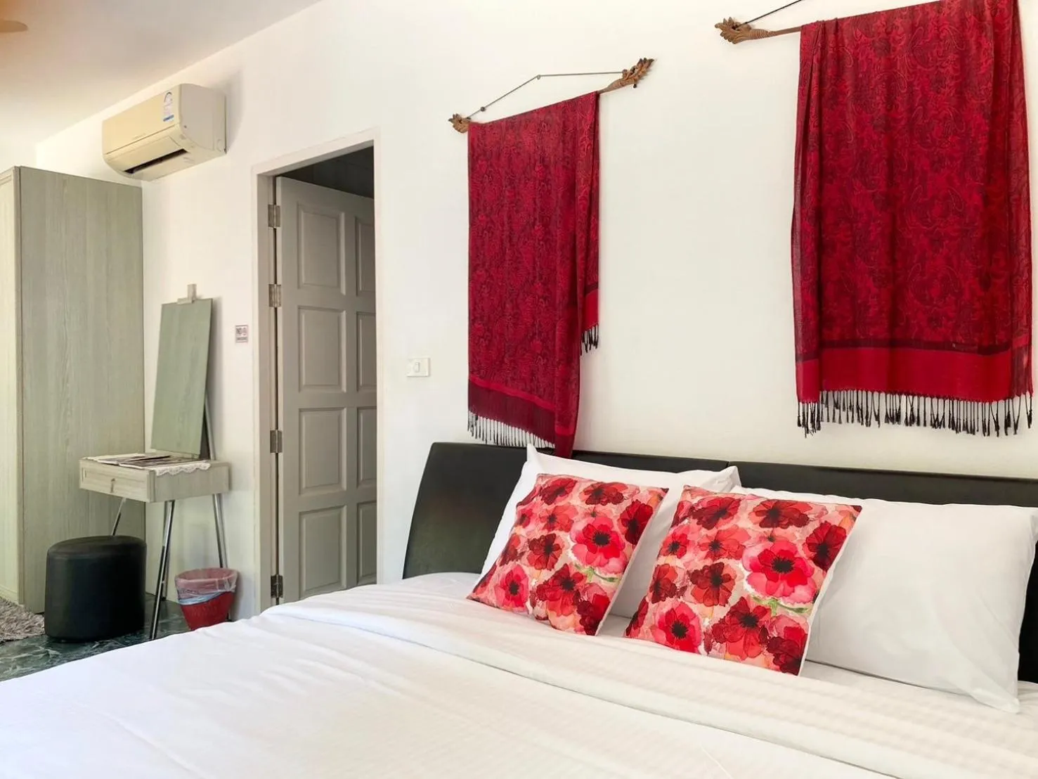 Bed in Chalong - 10 BR Private Pool Villa - Villa Nap Dau - Phuket