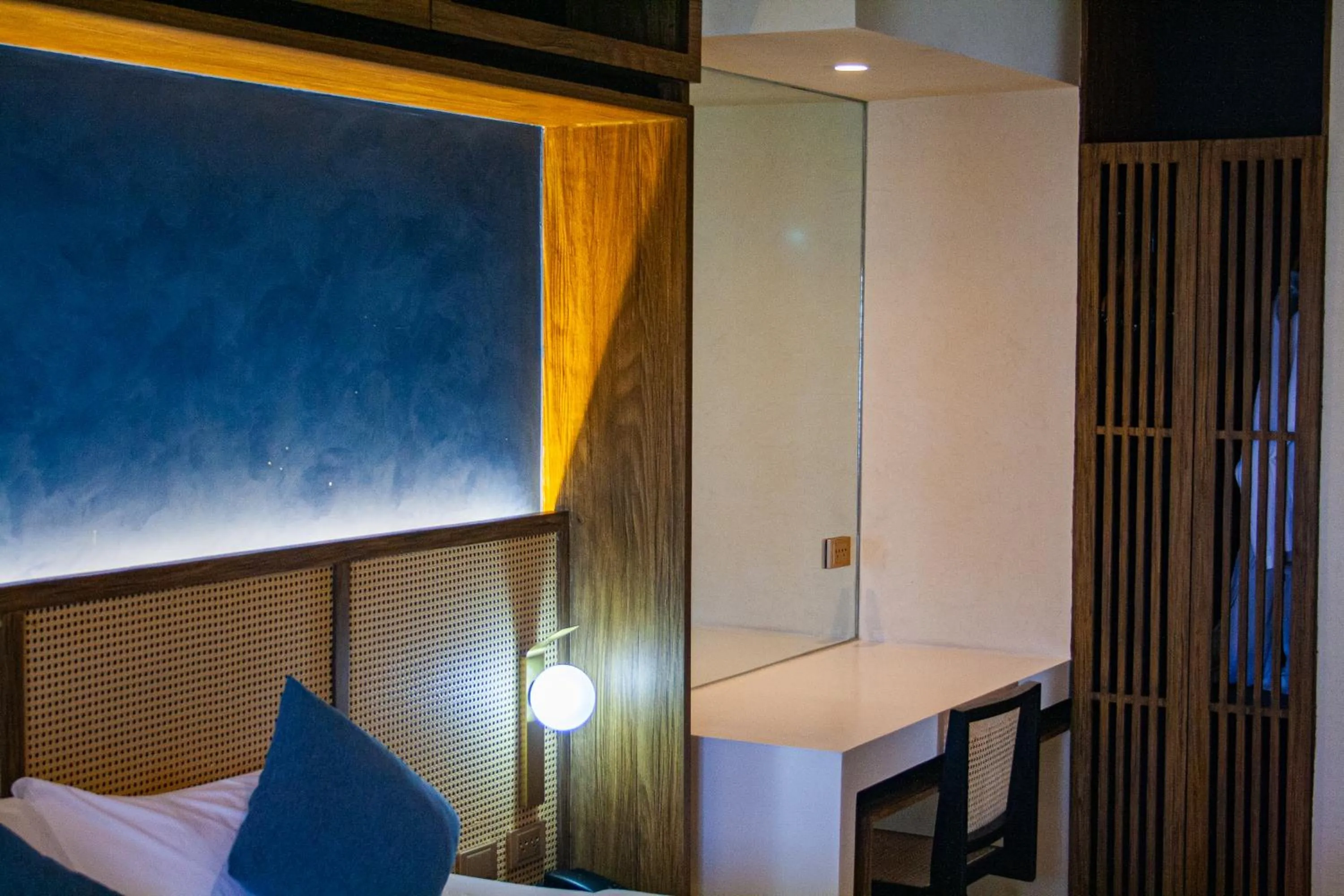 hair dresser, Bed in Elijah Hotel