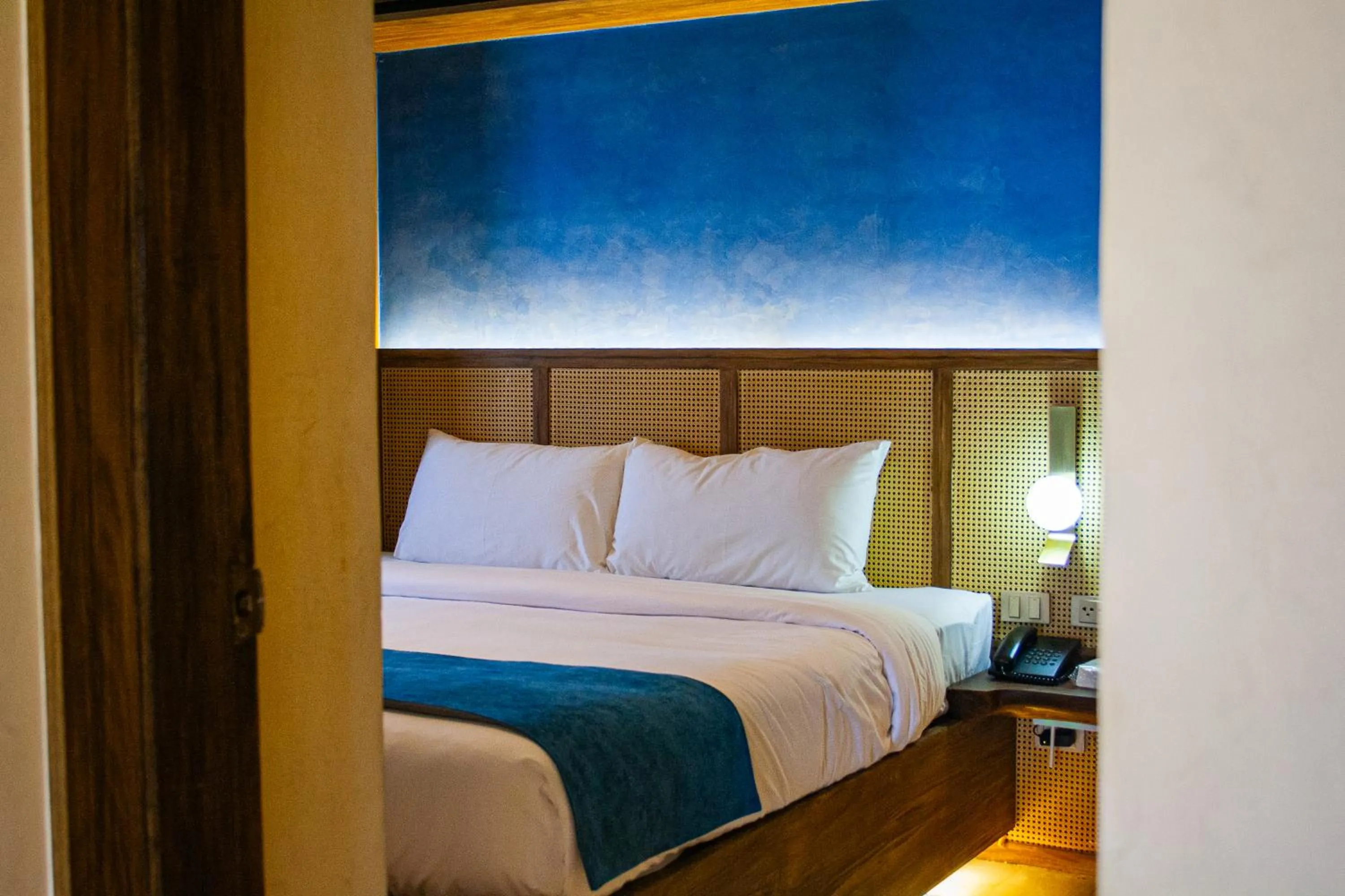 Bedroom, Bed in Elijah Hotel