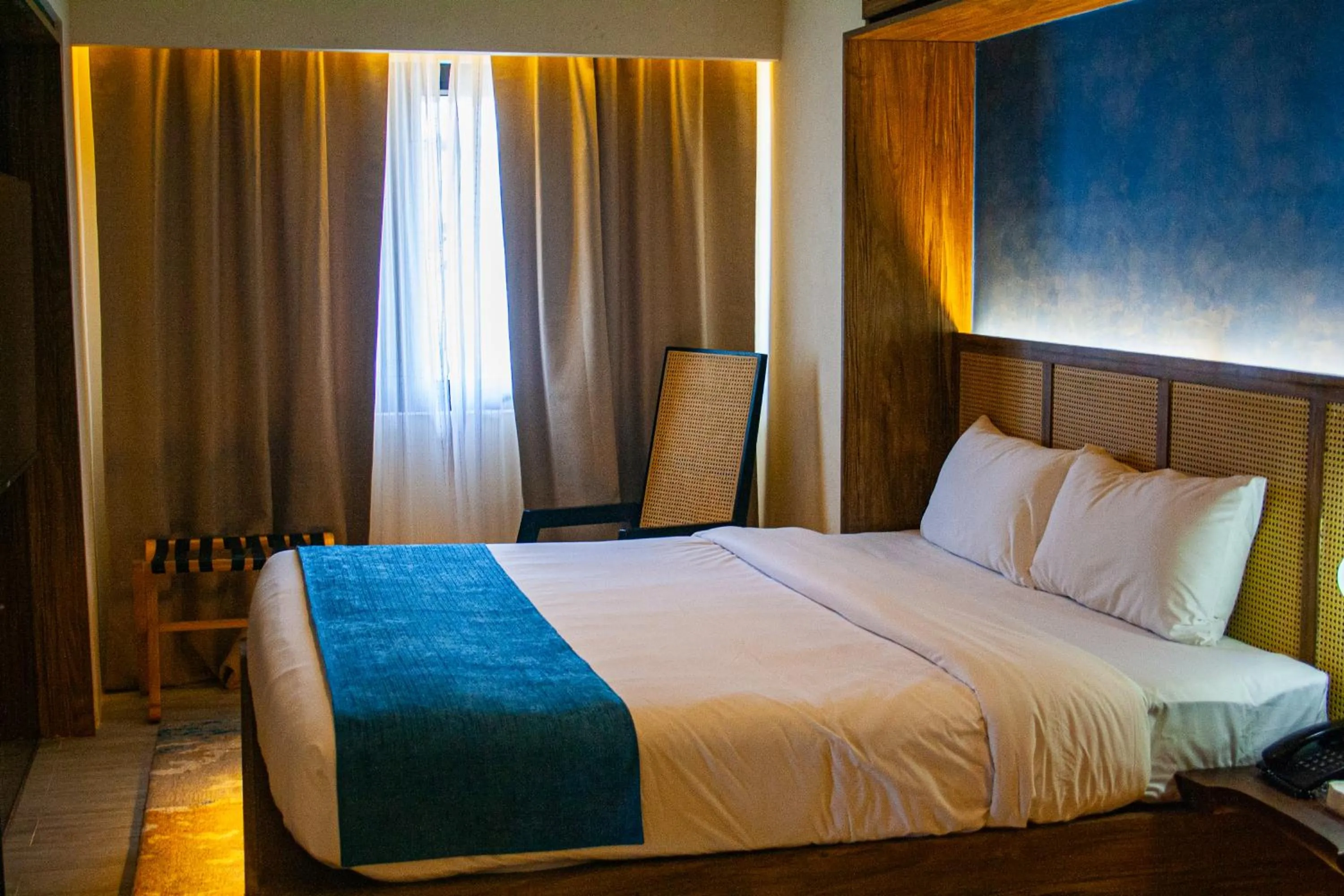 Bedroom, Bed in Elijah Hotel