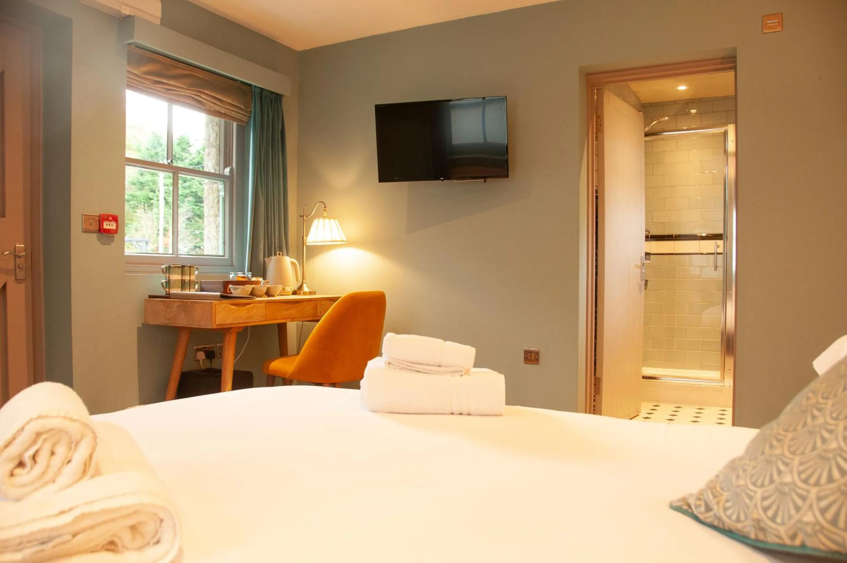 Bedroom, Bed in The Cowdray Arms