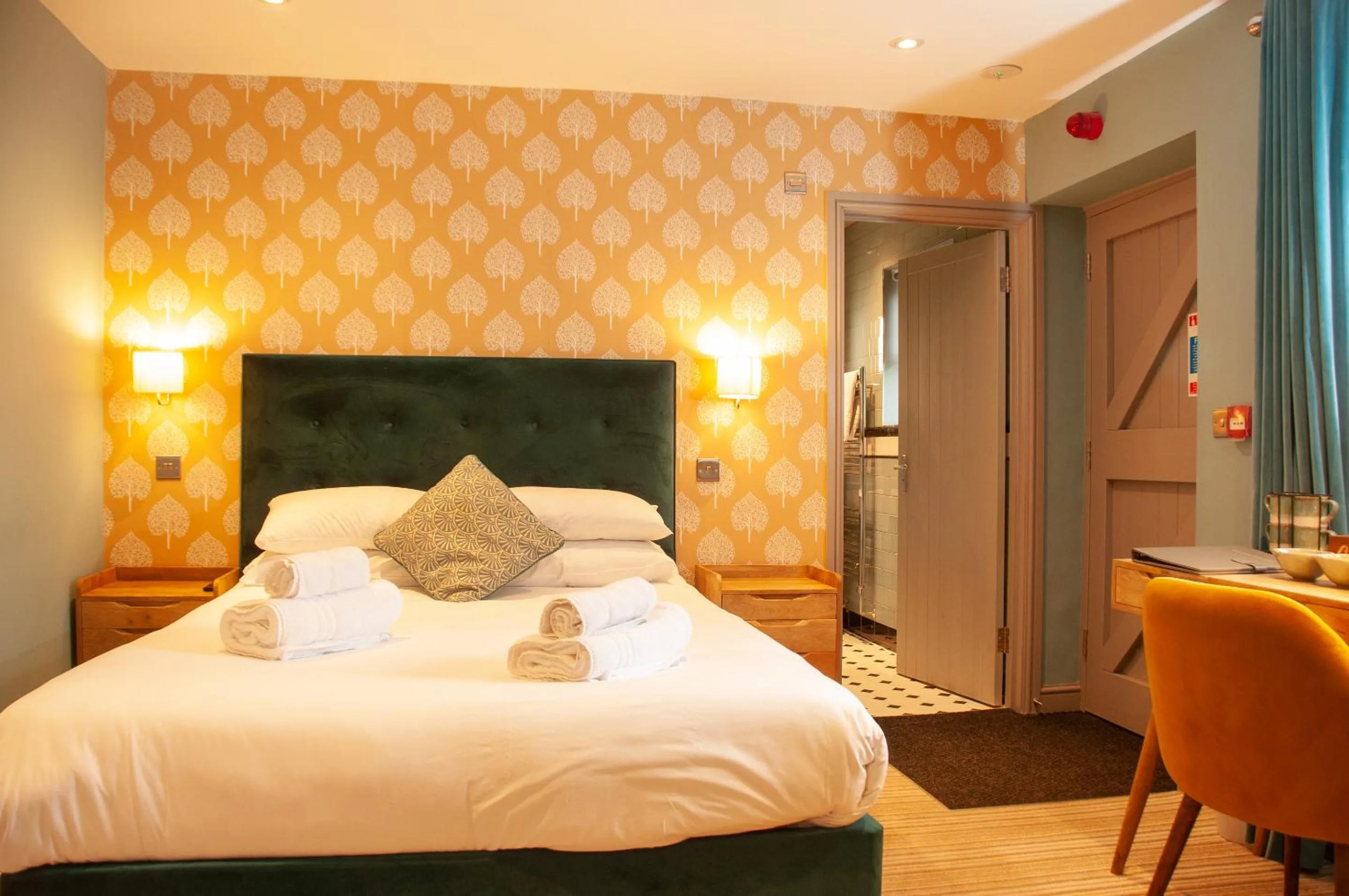 Bedroom, Bed in The Cowdray Arms