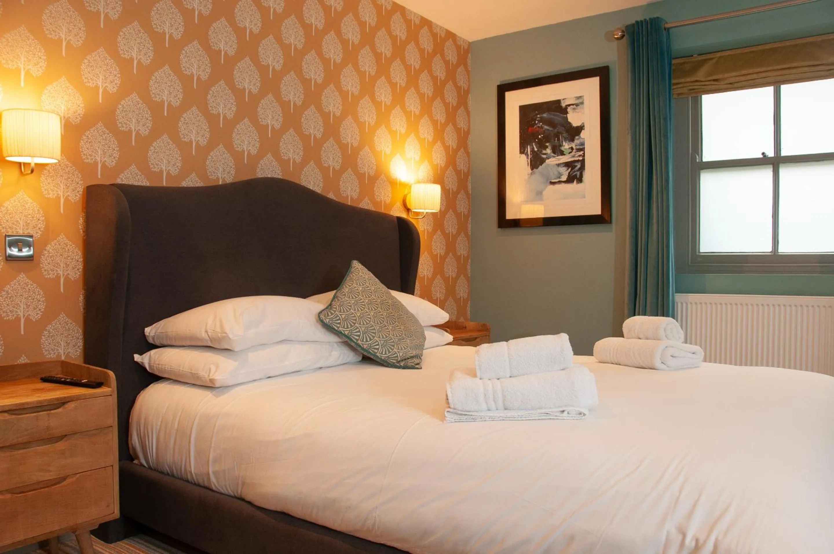 Bedroom, Bed in The Cowdray Arms