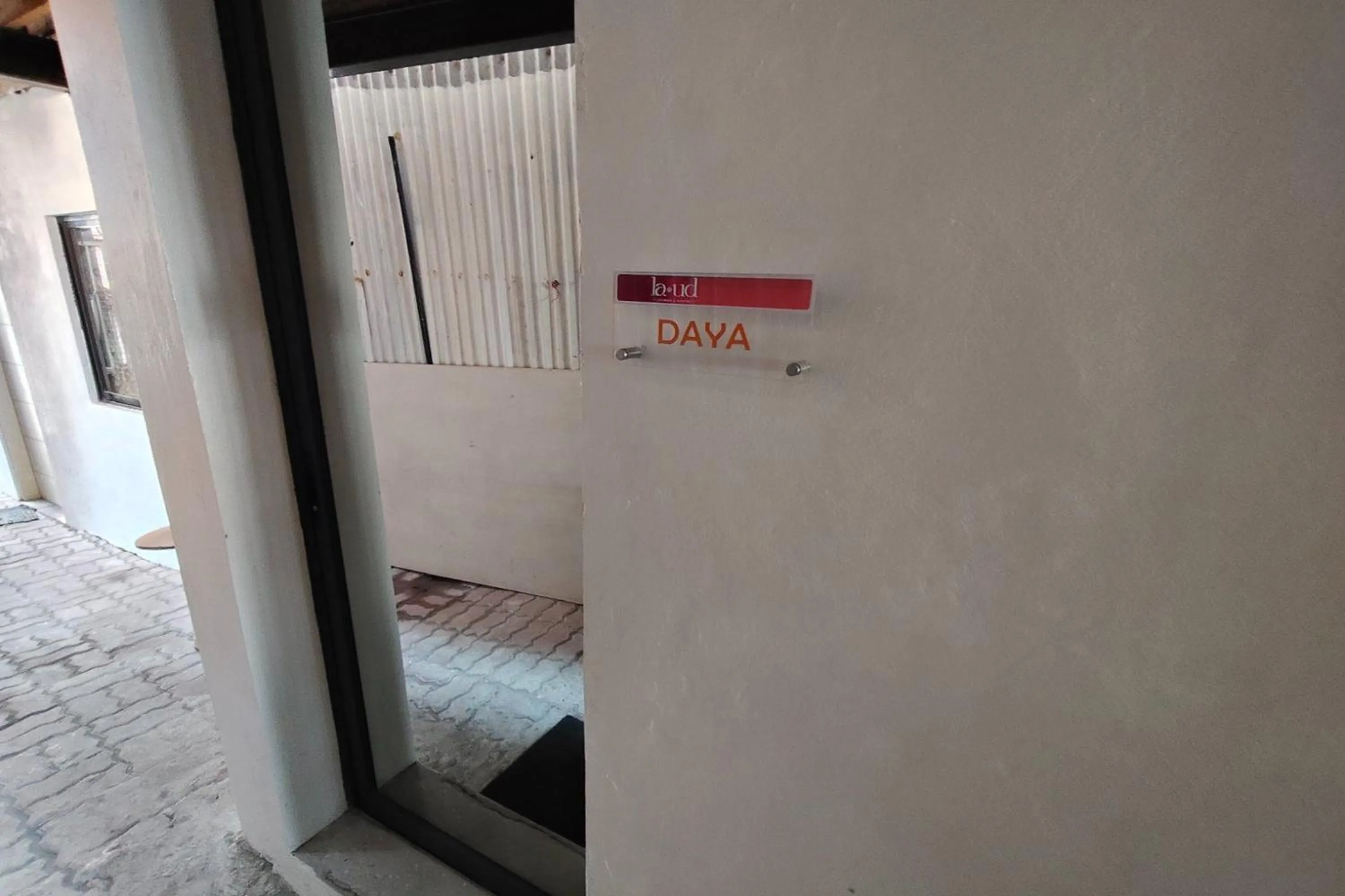 Property building in La Ud Lounge and Hostel