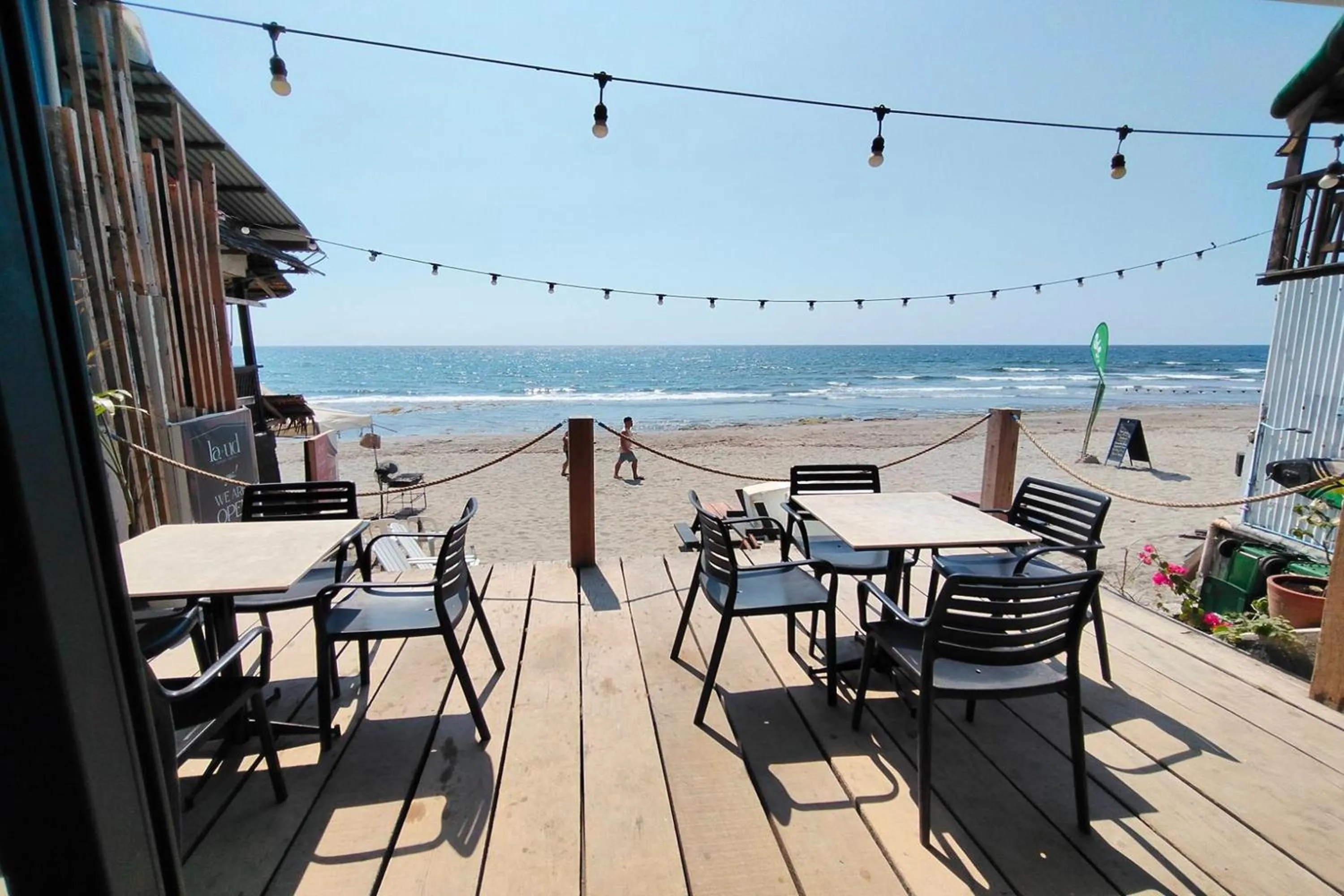 Restaurant/places to eat in La Ud Lounge and Hostel