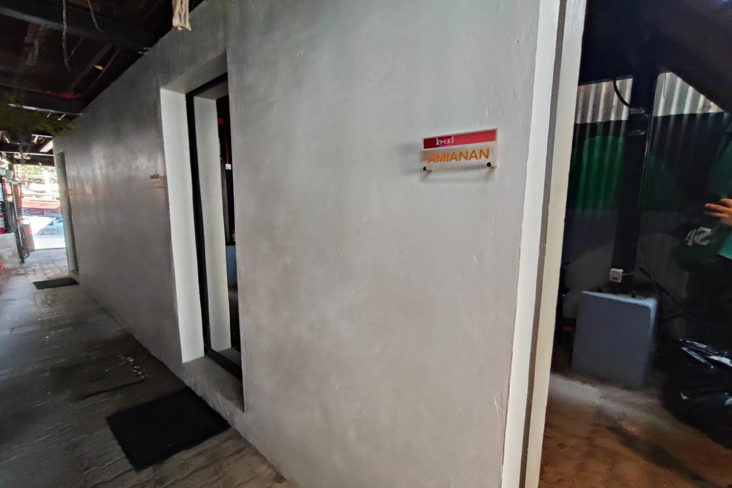 Property building in La Ud Lounge and Hostel