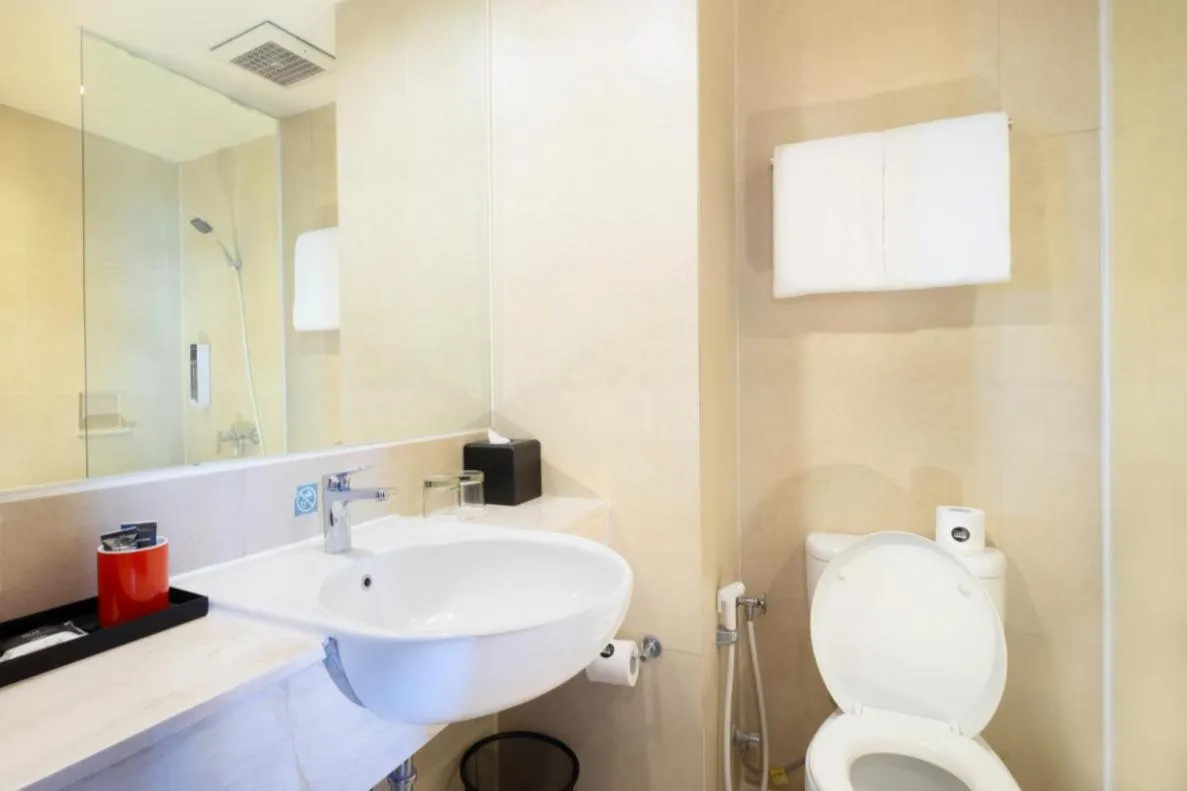Bathroom in Hotel NEO Cirebon by ASTON