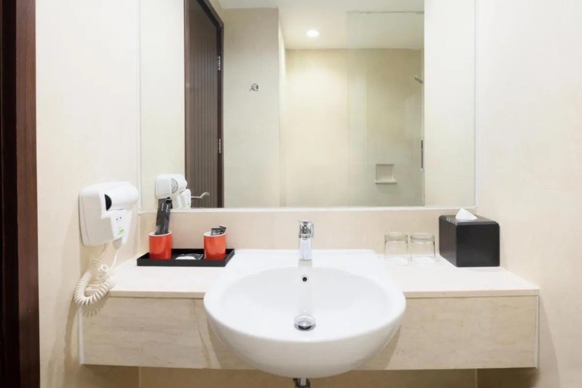 Bathroom in Hotel NEO Cirebon by ASTON