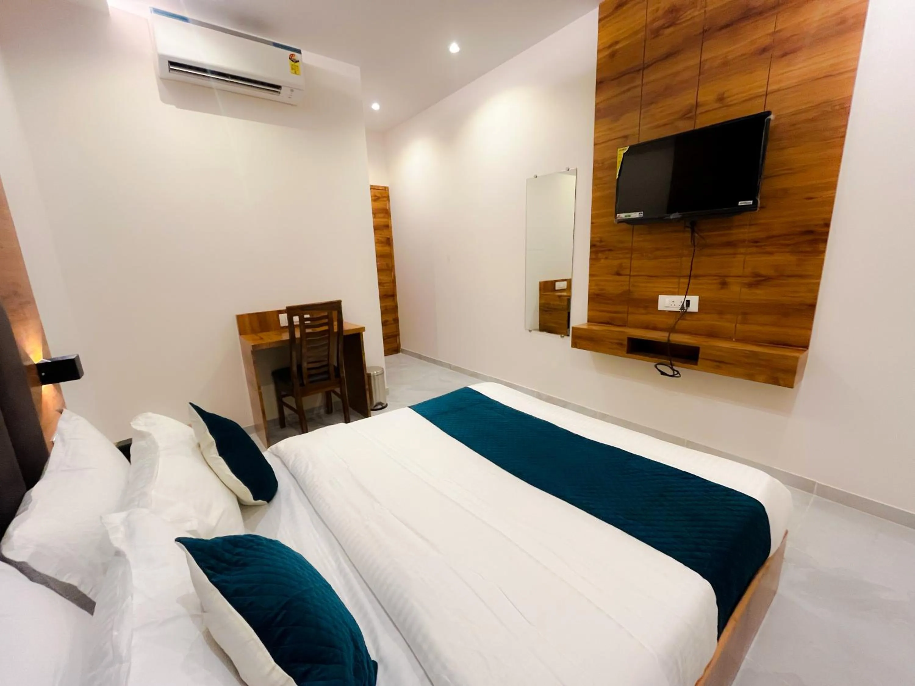 Communal lounge/ TV room, Bed in Hotel Grand Executive