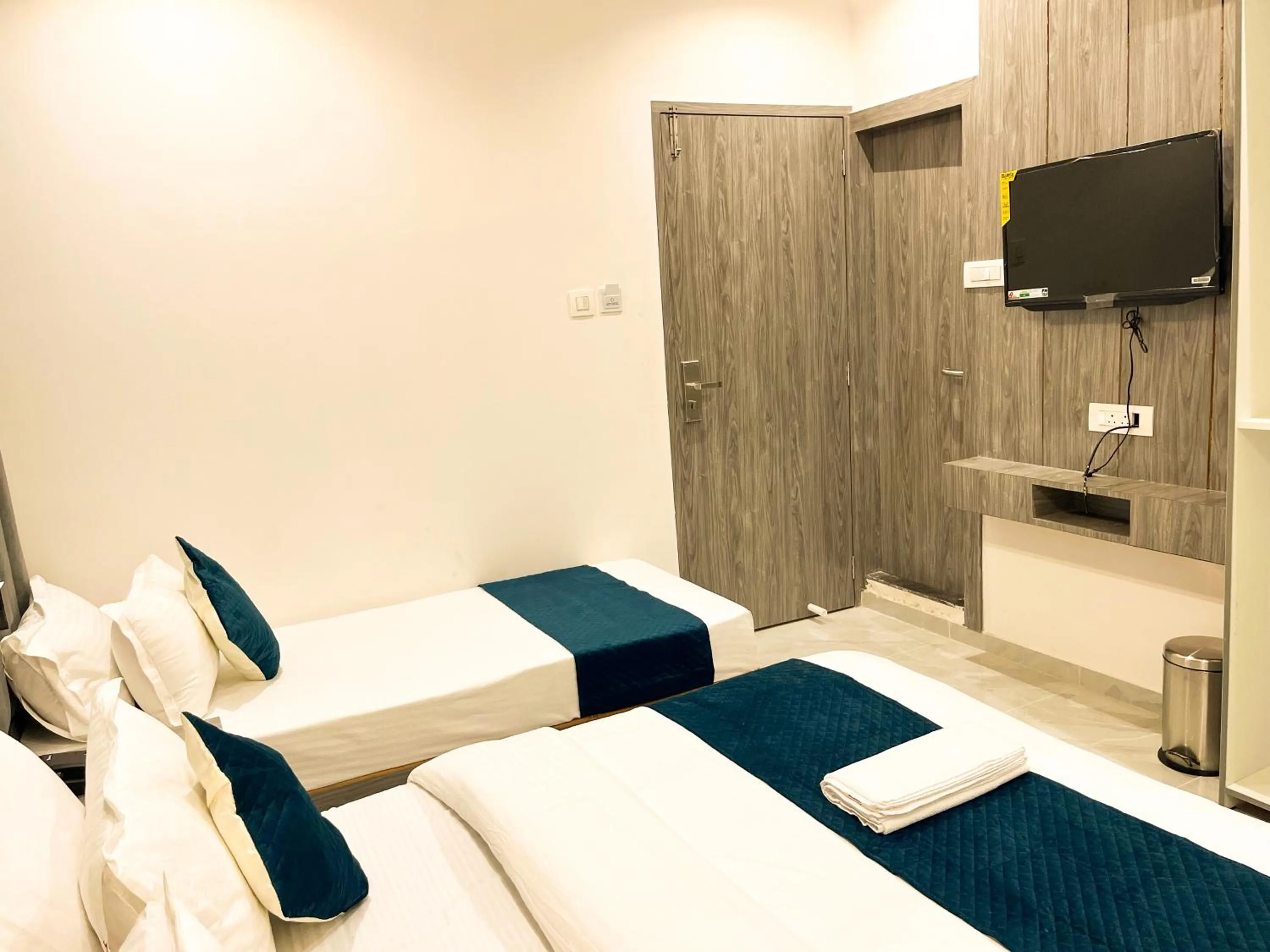 Communal lounge/ TV room, Bed in Hotel Grand Executive