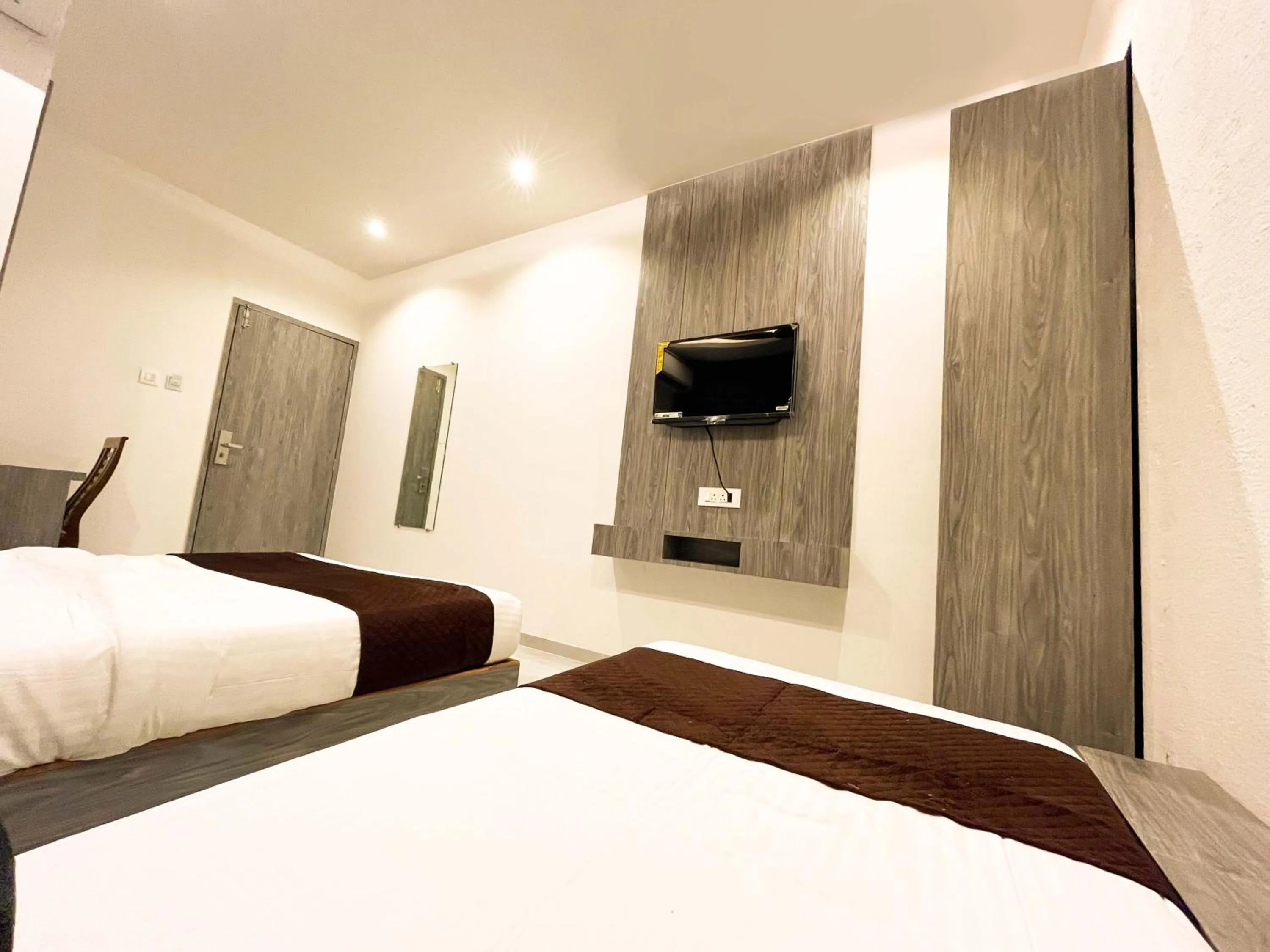 Communal lounge/ TV room, Bed in Hotel Grand Executive