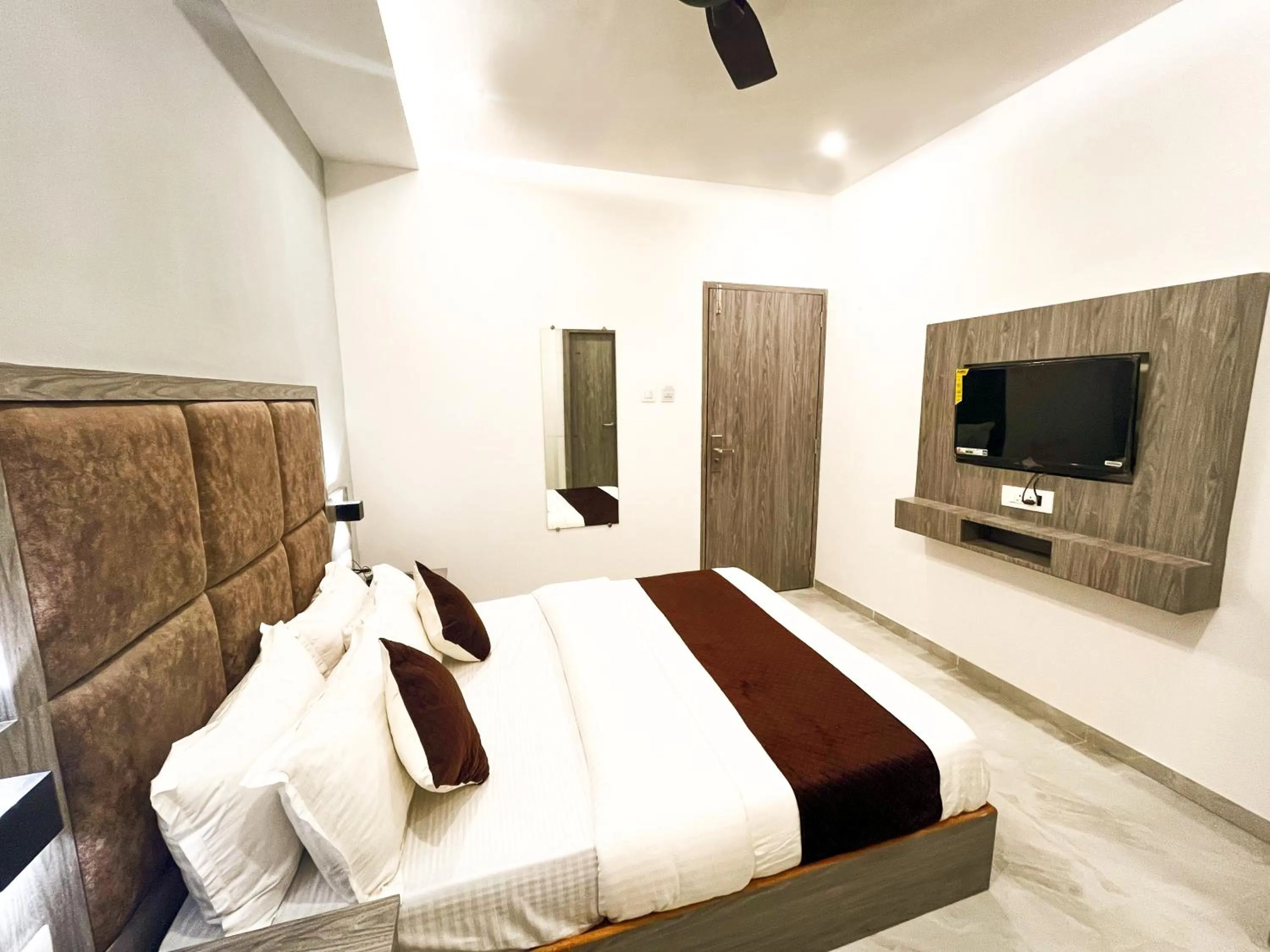 Communal lounge/ TV room, Bed in Hotel Grand Executive