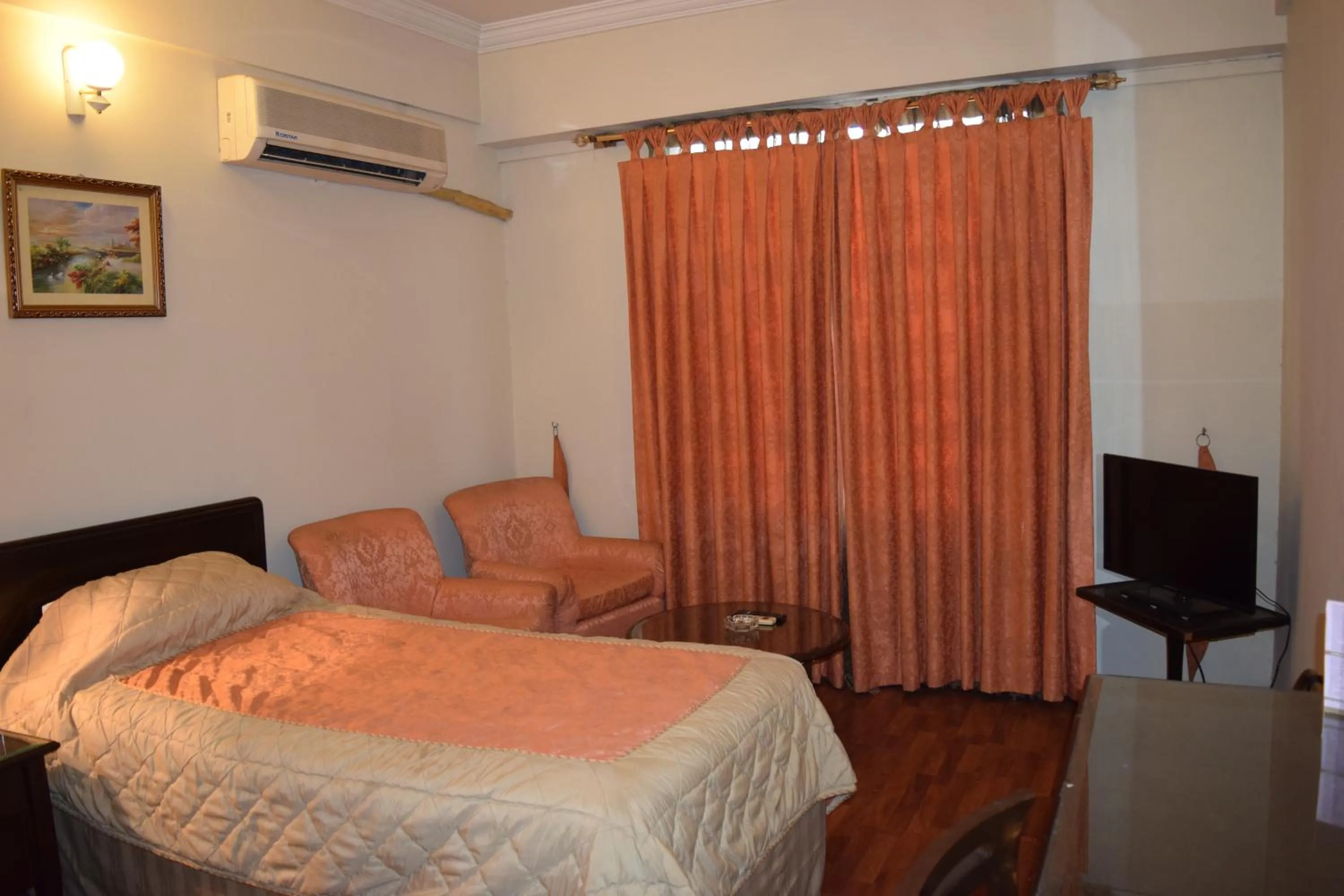 Bedroom, Bed in Carlton Tower Hotel Lahore