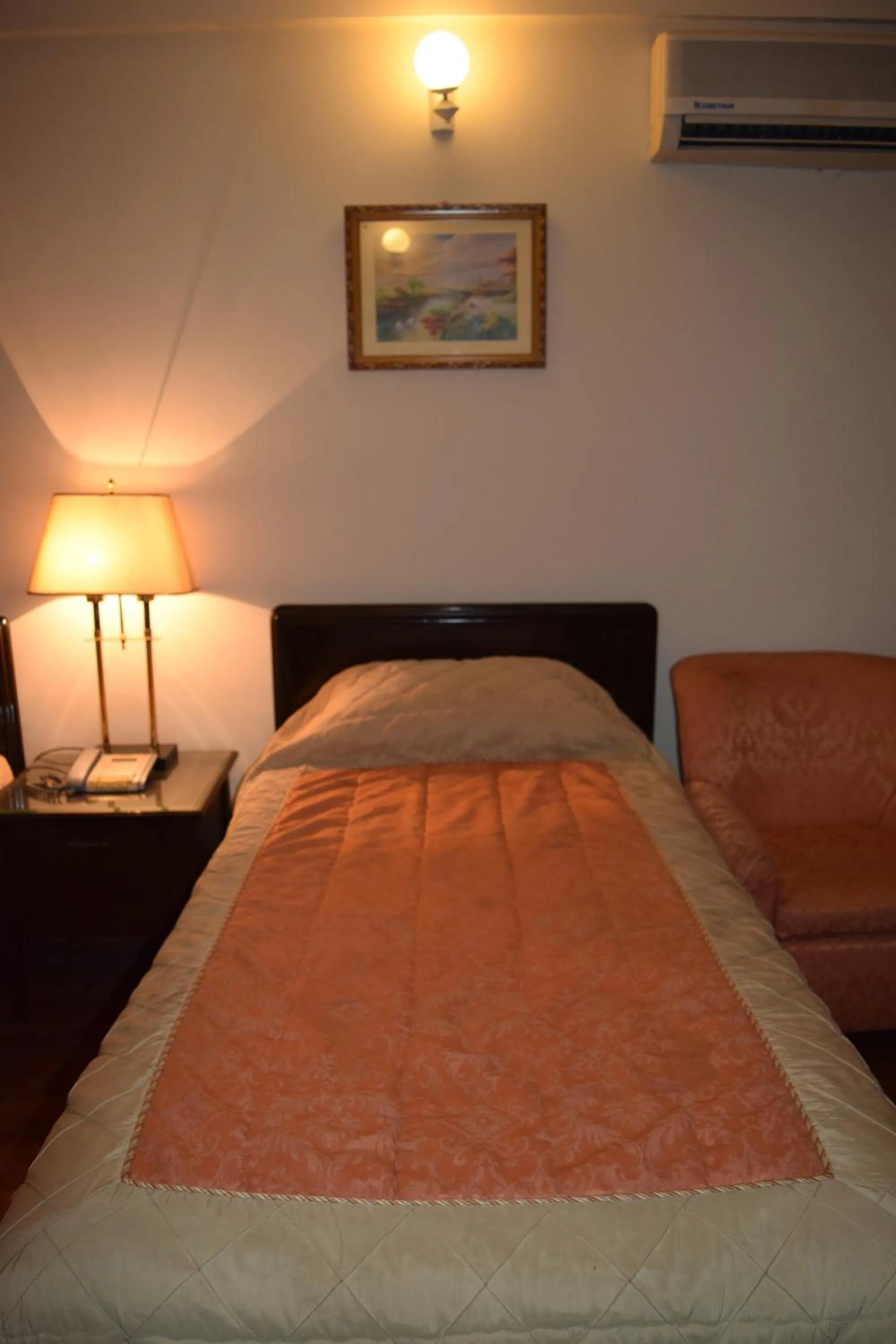 Bedroom, Bed in Carlton Tower Hotel Lahore