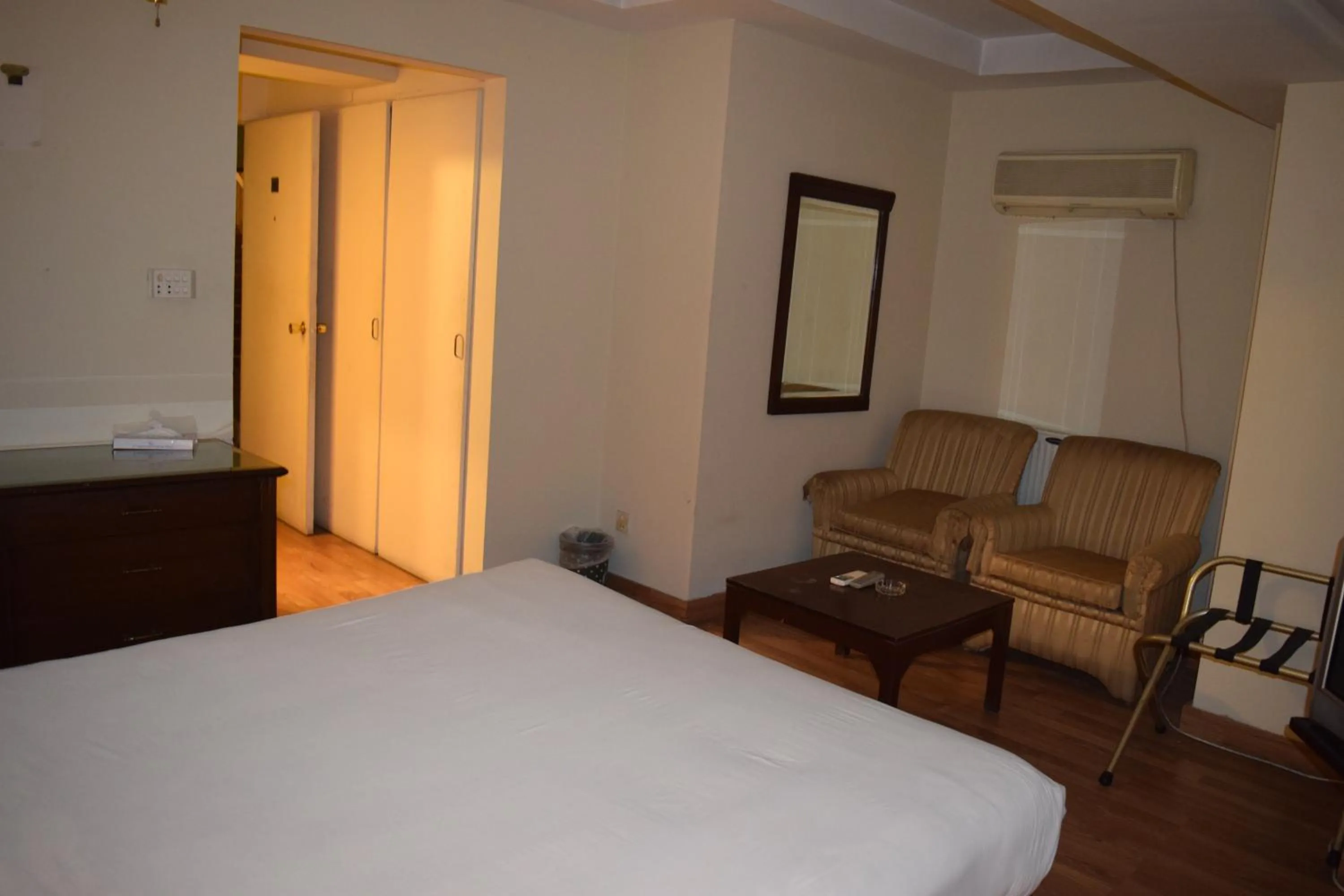 Photo of the whole room, Bed in Carlton Tower Hotel Lahore