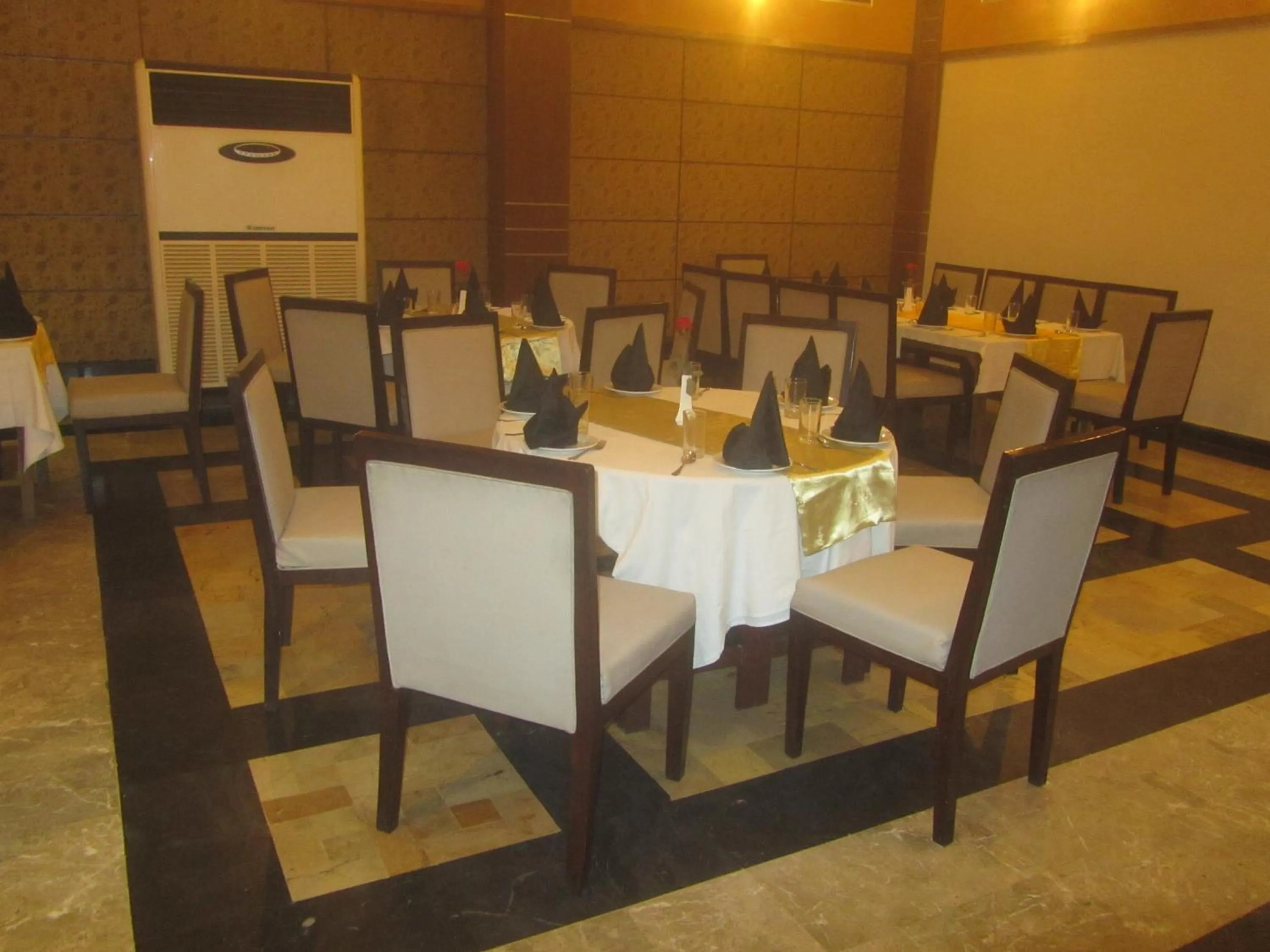Restaurant/places to eat in Carlton Tower Hotel Lahore