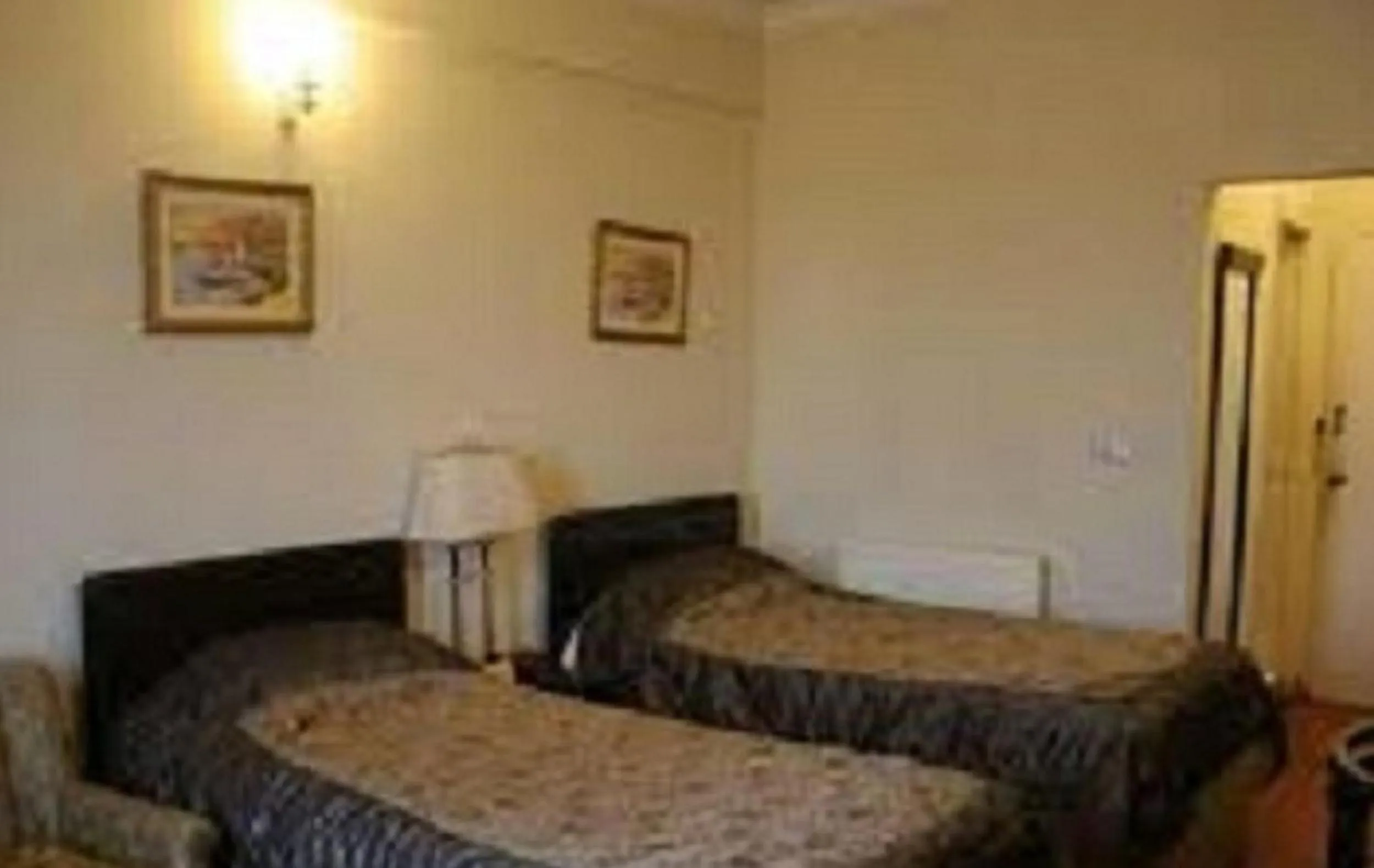 Bedroom, Bed in Carlton Tower Hotel Lahore