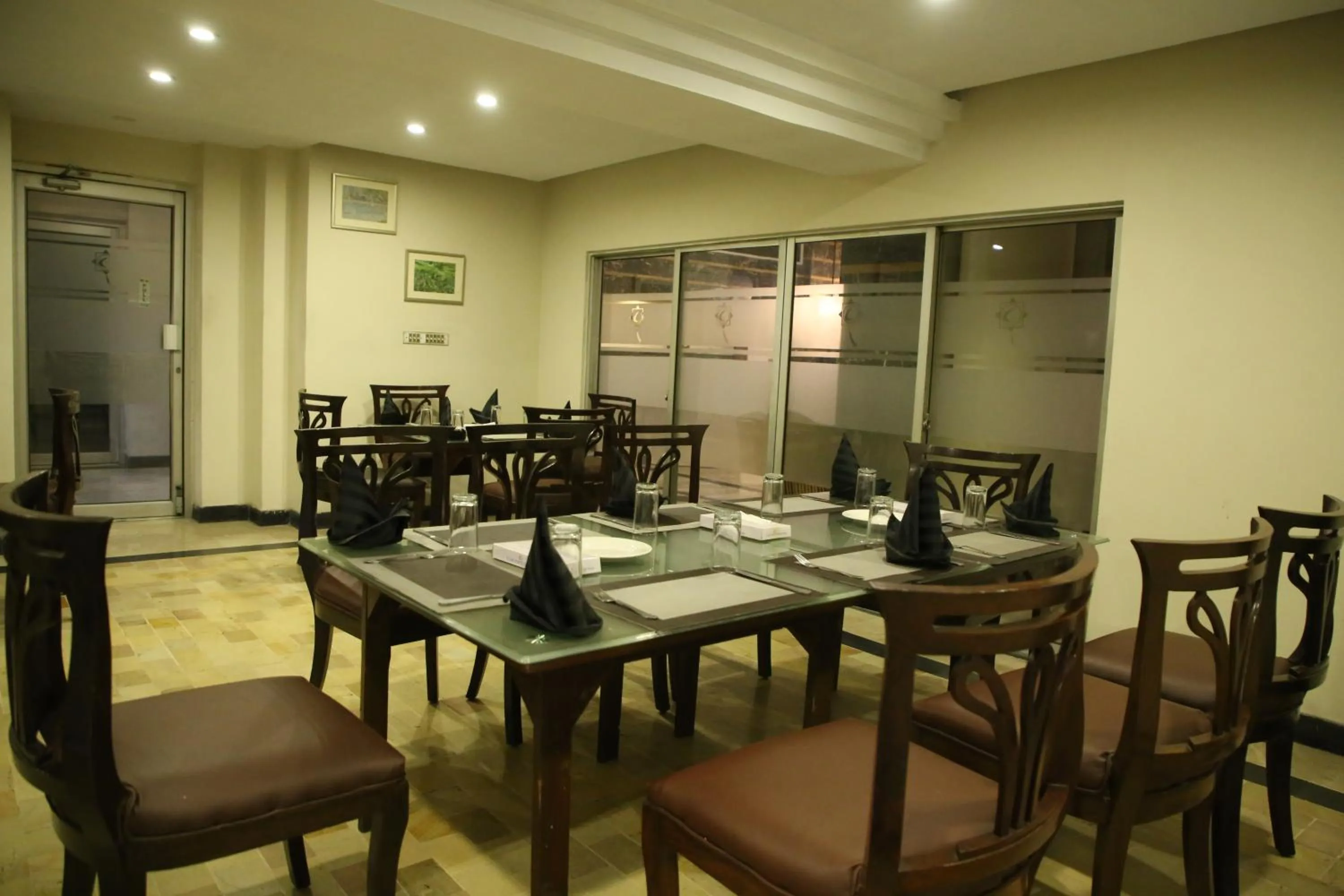 Restaurant/places to eat in Carlton Tower Hotel Lahore