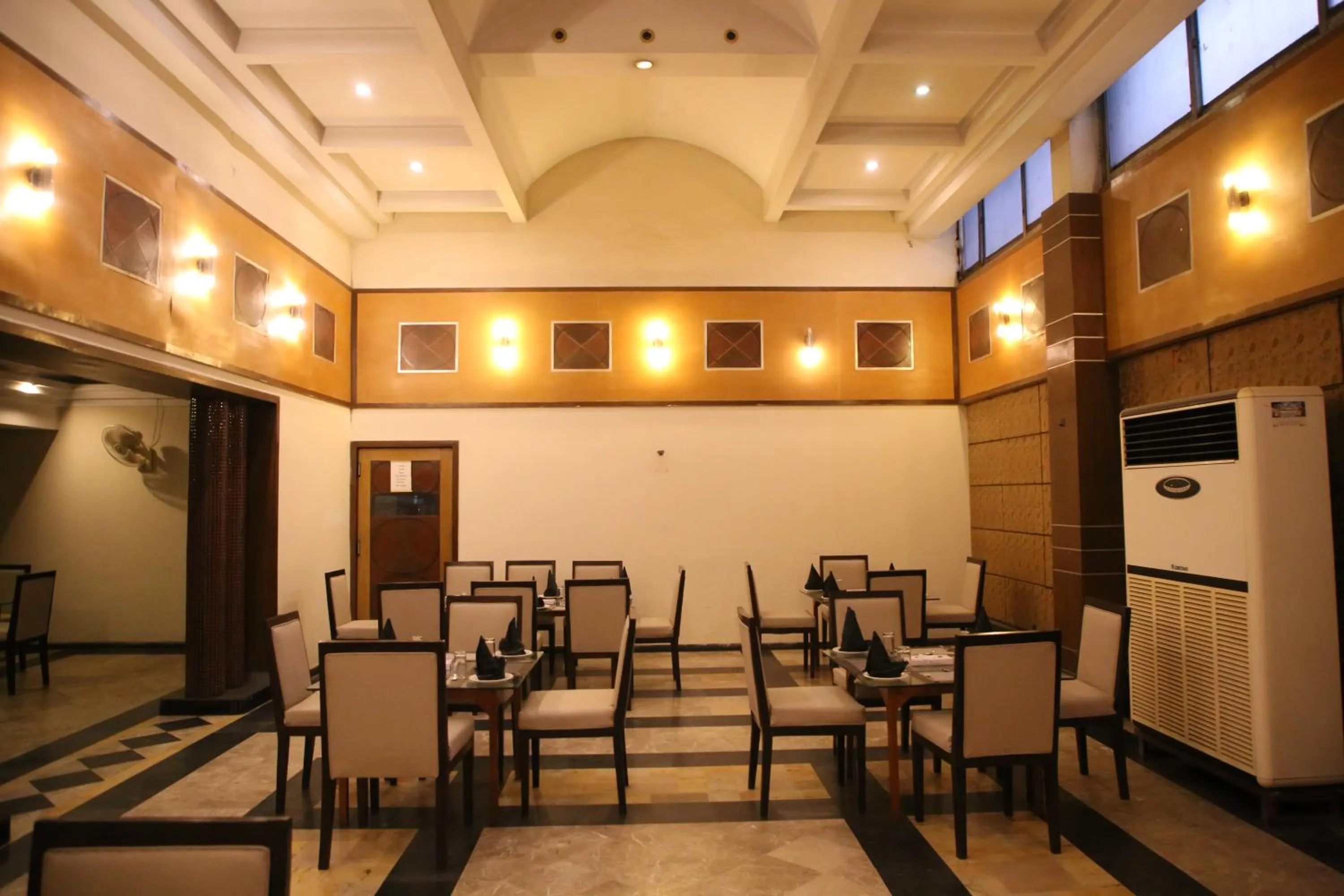 Restaurant/places to eat in Carlton Tower Hotel Lahore