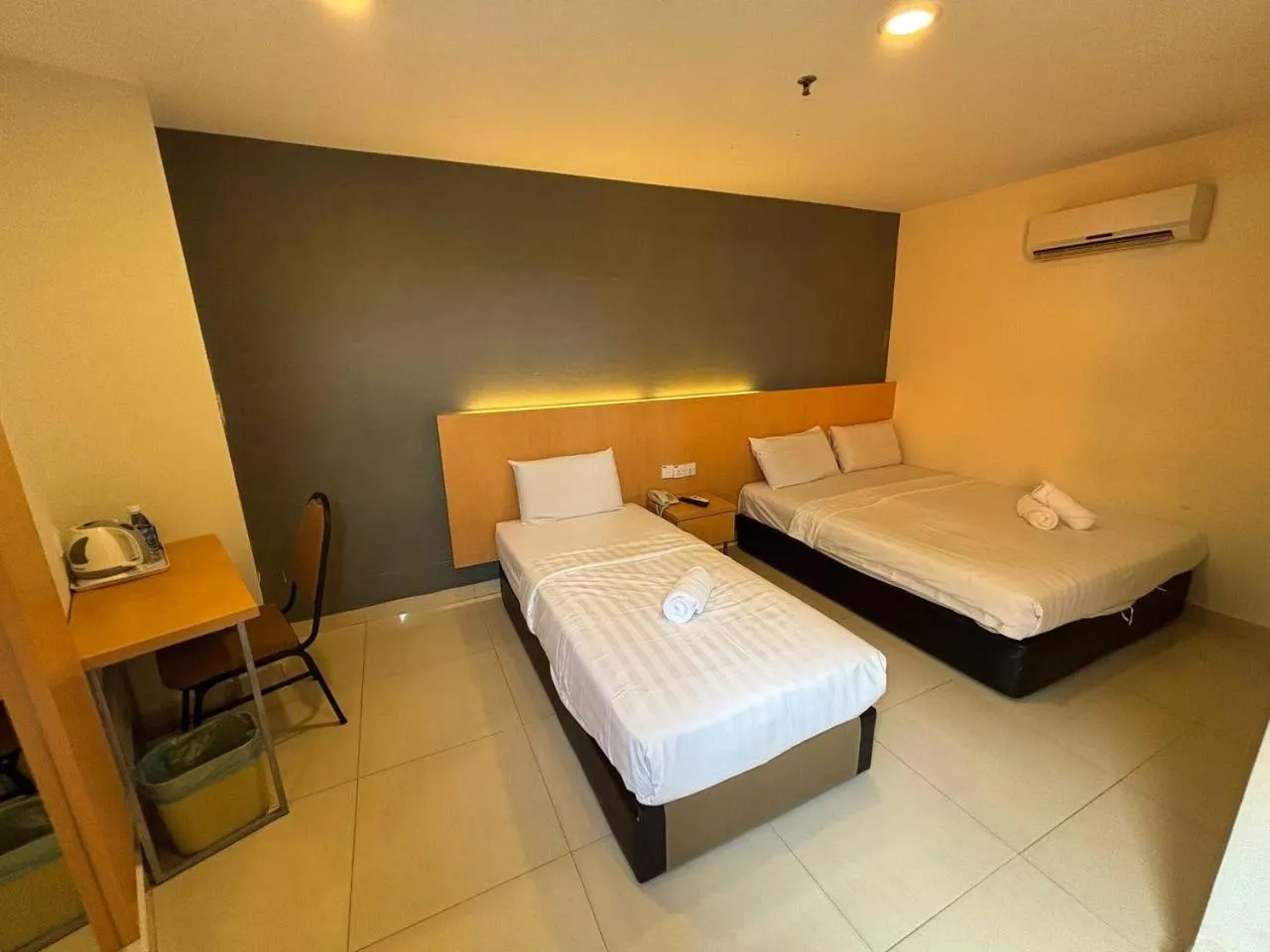 Photo of the whole room, Bed in Signature Hotel by Easy Nap