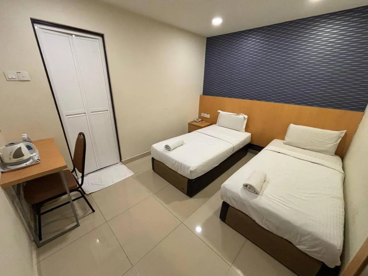 Photo of the whole room, Bed in Signature Hotel by Easy Nap