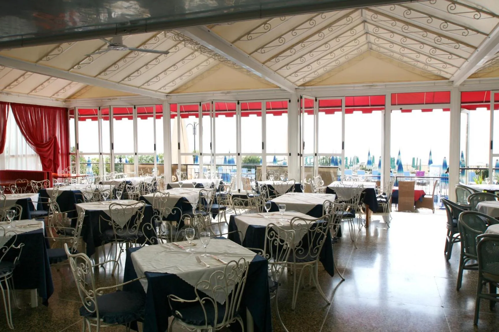 Restaurant/places to eat in Hotel Elpiro