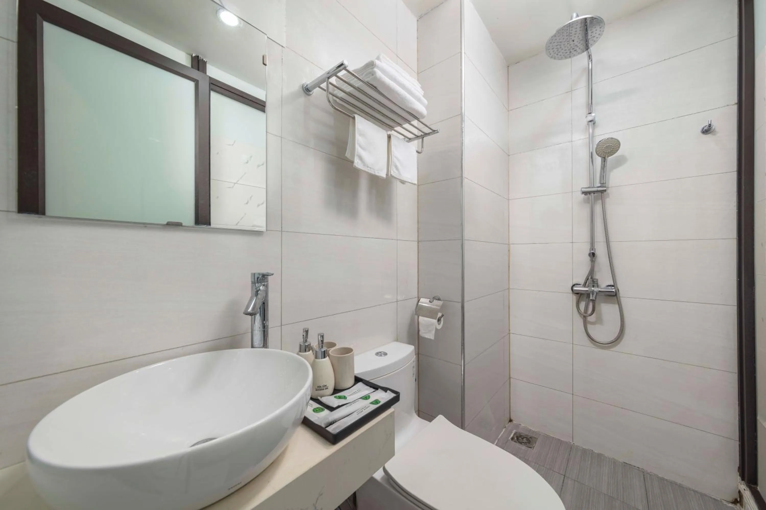 Toilet in Infinity HaNoi Hotel & Travel