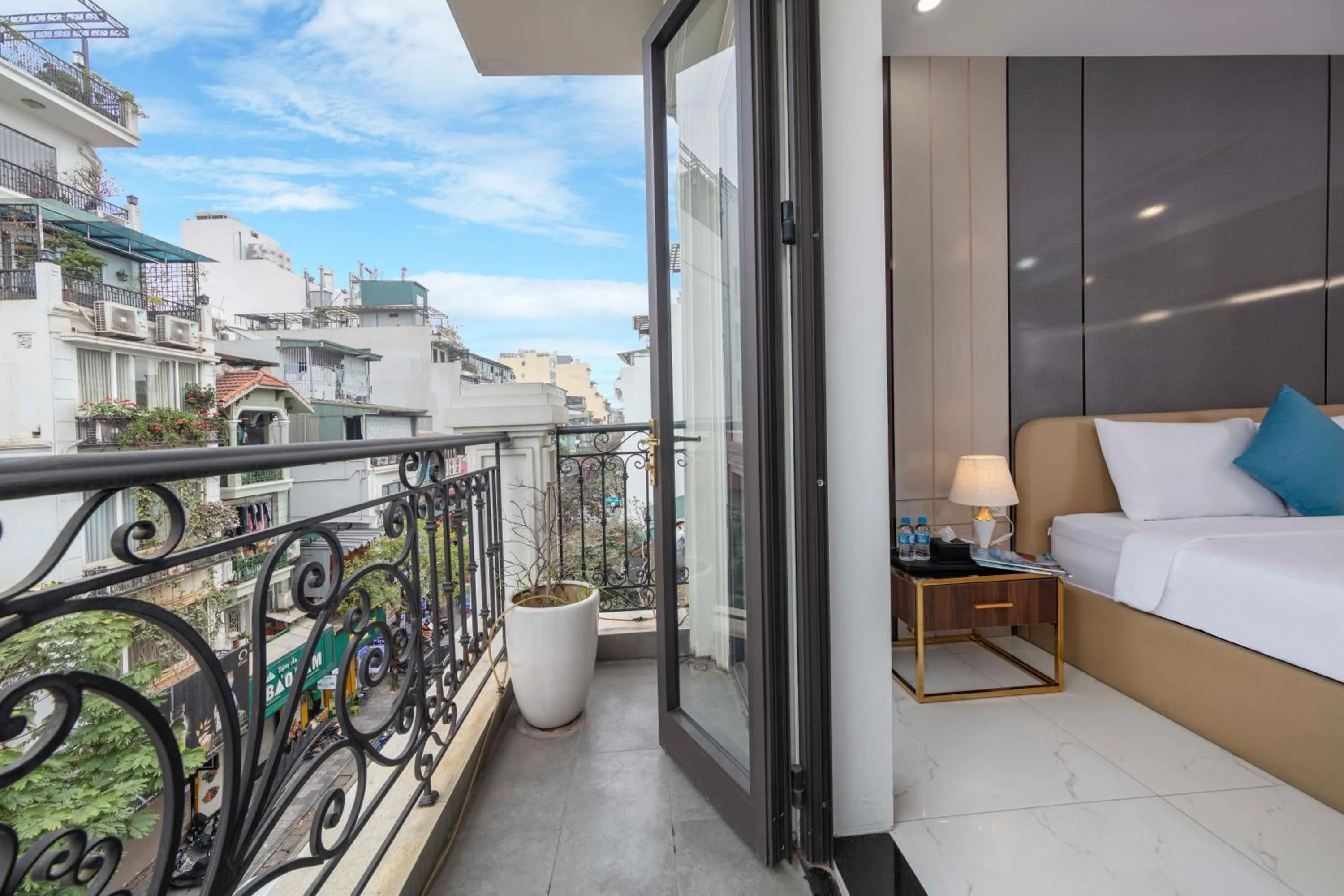 Balcony/Terrace, Bed in Infinity HaNoi Hotel & Travel