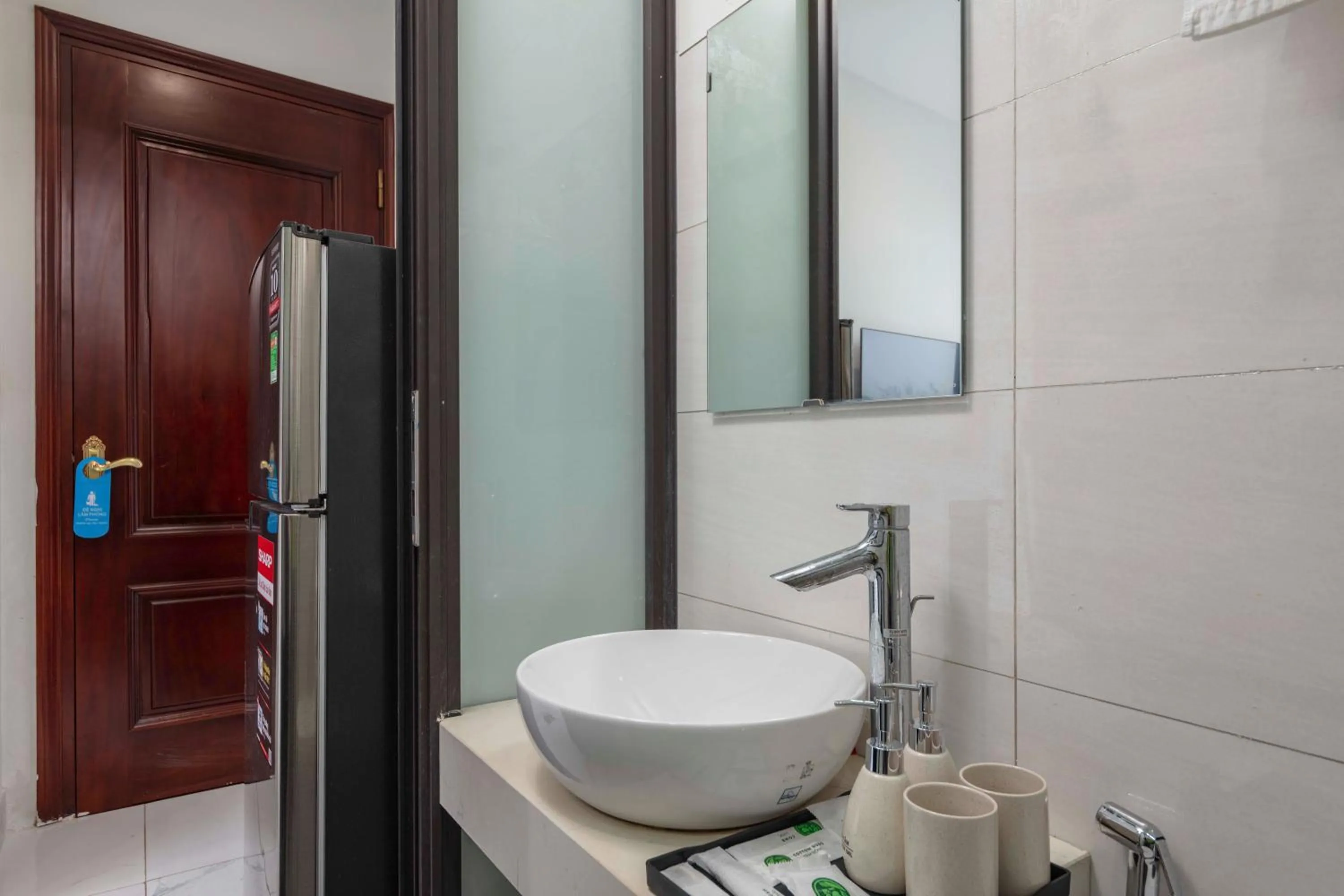 Toilet in Infinity HaNoi Hotel & Travel