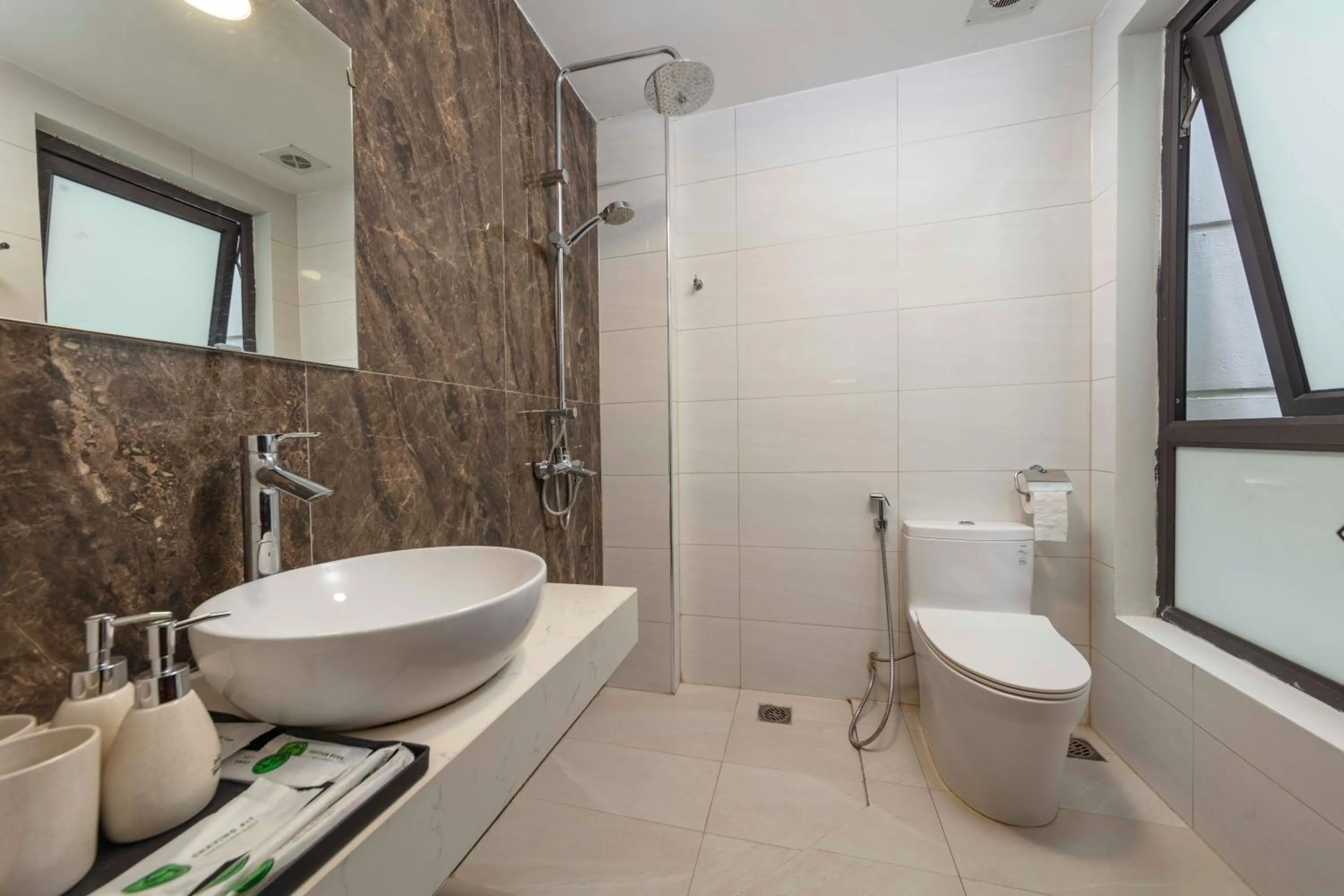 Toilet in Infinity HaNoi Hotel & Travel