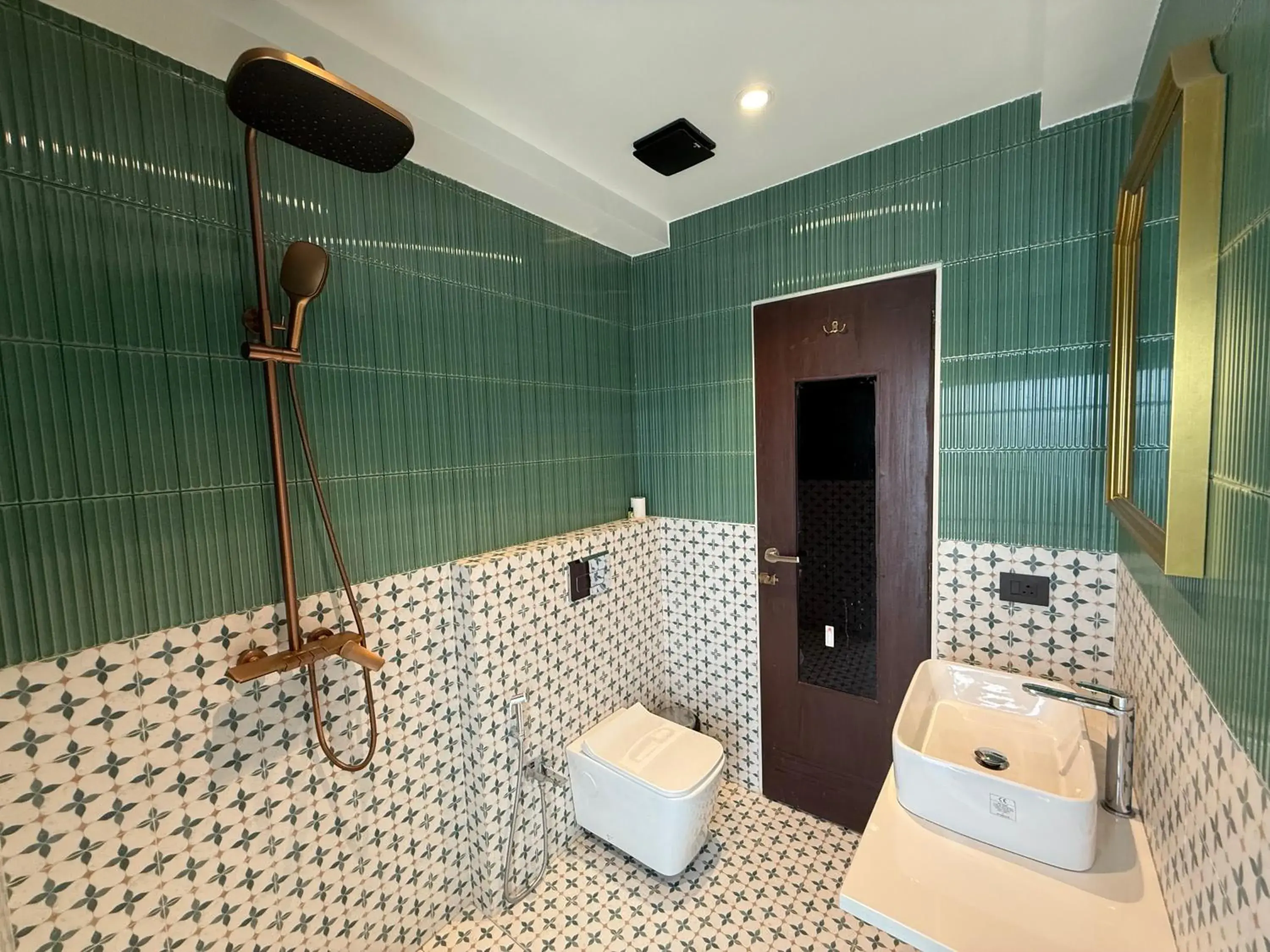 Deluxe Twin Room with Sea View in Palm Breeze Hotel - Colaba Deluxe Twin Room with Sea View in Palm Breeze Hotel - Colaba