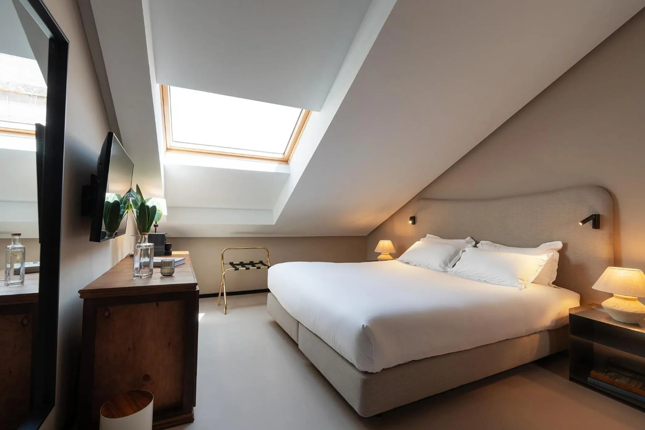 Bedroom, Bed in Casa Teva Lisboa Boutique Hotel by chic&basic